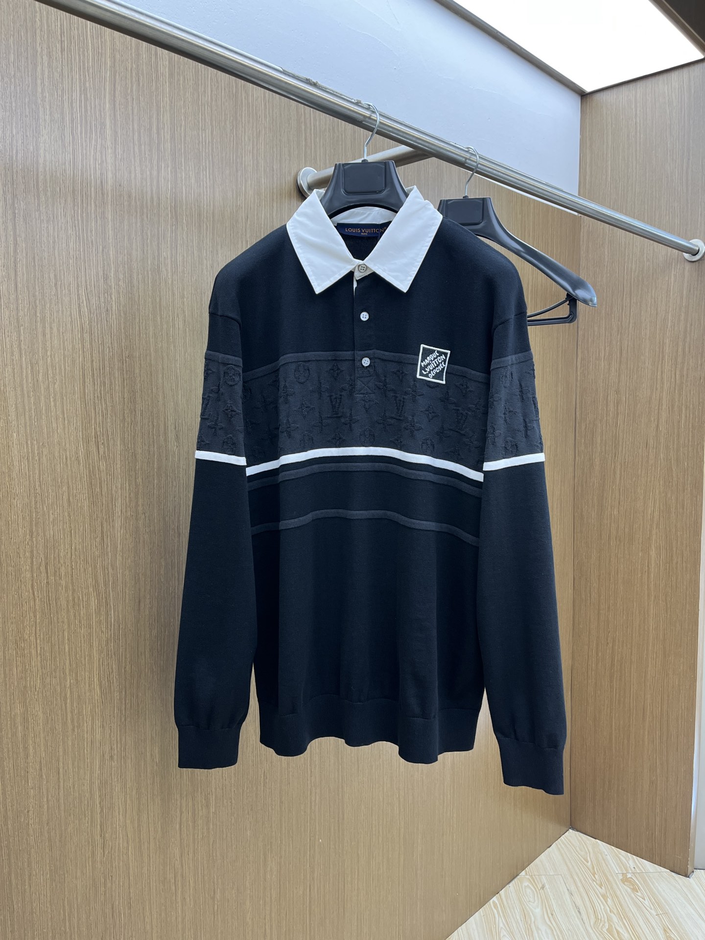 NO:138994,LV 25 new lapel contrasting logo embroidered knitted long-sleeved jacket, which unlocks the freedom of spring with loose cut. The classic lapel embroidered with black and gray contrasting trim, neat lines outline the lazy outline, and a contrasting color between the shoulders and necks is leaping to awaken the vitality. The brand letter embroidery on the front is low-key, exquisite craftsmanship is hidden in the details. Each needle and thread is an identity logo, and it is also an unpretentious luxury statement. Light knitted relaxes and breathing with the steps, skin-friendly and breathable material wraps the coolness and warmth of early spring, and the shoulder-falling design is blurred and reserved. Whether it is a layered suit pants step into the urban rhythm or a wide-leg denim walking on the street, fqg can balance relaxation and exquisiteness. Size S-XL,,louis vuitton, jackets & coats, business suit, alexander wang19860909LV 25新款翻领撞色logo刺绣针织长袖外套,以宽松剪裁解锁春日自在,经典翻领缀以黑色和灰色撞色饰边,利落线条勾勒慵懒轮廓,肩颈间一抹对比色彩跃动,唤醒盎然生机.前襟品牌字母刺绣低调点睛,精湛工艺藏于细节,每一针线皆是身份标识,亦是不张扬的奢华宣言.轻盈针织随步履舒展呼吸,亲肤透气材质包裹早春微凉与暖意,落肩设计模糊拘谨,无论是叠搭西装裤踩入都市节奏,还是配阔腿牛仔漫步街头,fqg皆能平衡松弛与精致.尺码S-XL,,louis vuitton,jackets & coats,business suit,alexander wang,Men's clothing