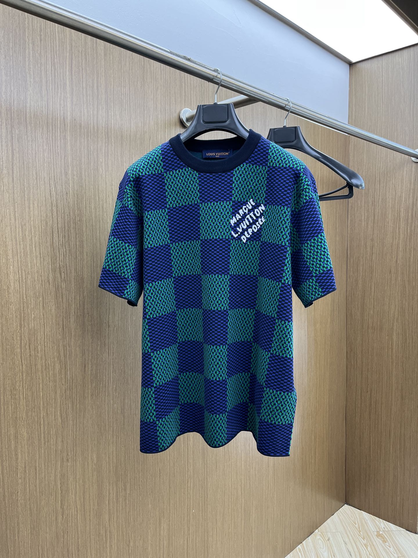 NO:138997,LV High-version 25 new checkerboard decoration cotton knitted short sleeves. The wool material is tested according to the original yarn and is made of customized high-quality cotton yarn. Our customized cotton yarn has many processing steps, and the raw material core needs to be spun, and the yarn is hooked and the raw material core is penetrated during secondary processing!  After doing the dyeing, you can only find a high-temperature cylinder for the dyeing tank. If the temperature is not enough, the yarn will be dyed unevenly!  It takes several hours to dry out for low temperature, and the temperature is too high and it is scrapped directly; after dyeing, the hair can only be beaten slowly, and the fast machine is prone to the problem of thick and thin hair horizontal bars. The weaving sheet is made of imported machines for parallel average speed knitting. Each piece takes 270 minutes, and the knot-free rate reaches 95. Size S-XL,,louis vuitton,T-shirt,alexander wang19860909LV 高版本 25新款棋盘格饰棉质针织短袖 毛料根据原版纱线进行检测,采用定做的高品棉纱纱线,我们定做的棉纱做工工序多,需要纺出原料芯,在进行二次加工上机勾纱,穿原料芯！做完在进行染色,染色缸只能找高温缸,温度不够纱会染色不均匀！出来进行烘干要低温烘干需要几个小时,温度太高直接报废；染完色进行打毛只能慢机打,打快机容易出现粗细毛横杠的问题.织片采用进口机进行平行均速编织,fqg每件耗时270分钟,无结头率高达到95. 尺码S-XL,,louis vuitton,T-shirt,alexander wang,Men's clothing