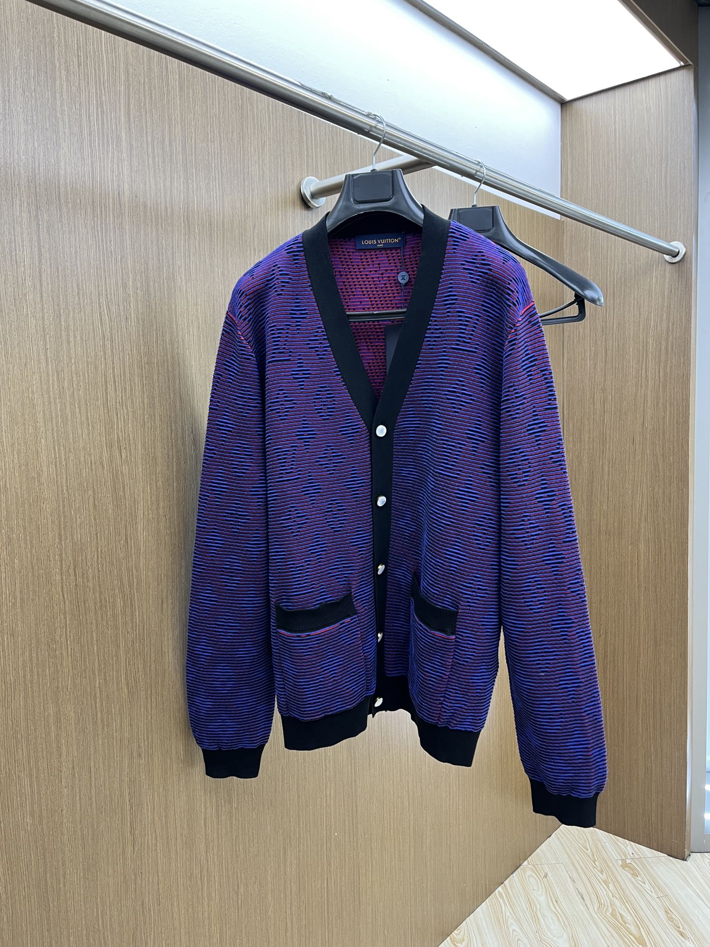 NO:139000,LV 25 new grating jacquard knitted, using custom yarn, this cotton knitted is soaked and dyed elegant tones, which is a full-frame monogram  The jacquard pattern is integrated with gradient stripes, demonstrating Louis Vuitton's superb craftsmanship with eye-catching grating effect. The deep trim stretches the Academy style, the pearlescent buttons add a Dandy atmosphere. The collar, cuffs, hem and front closure are equipped with trim, custom pearlescent buttons, full-frame brand logo jacquard knitted, color-colored and dyed yarn according to the original version, the color similarity is as high as 95%. The German imported 16-pin lycra jacquard, a single piece takes 243 minutes, parallel and average speed knitted, not like ordinary horizontal woven. In order to get the goods efficiently, the speed is up to the limit, the woven pieces are of different sizes, font codes, and flower sheets, and can be matched with the lower parts of the same season to create a fashionable look, and control various occasions. FQG customized auxiliary materials, complete three standards, the same style for men and women!  Size S-XL, louis vuitton,louis vuitton,alexander wang19860909LV 25新款光栅效果提花针织,采用定制纱线,本款棉质针织浸染雅致色调,为全幅 monogram 提花图案融入渐变条纹,以瞩目光栅效果彰显路易威登精湛匠艺.深邃饰边舒展学院风范,珠光纽扣再添丹迪气息,衣领、袖口、下摆和前襟配有饰边,定制珠光粗纽扣,全幅品牌徽标提花针织,参照原版进行打色及定染纱线,颜色相似度高达95％以上,德国进口机16针莱卡提花,单件耗时243分钟,平行均速编织,不会像普通横机织,为了效率赶货,速度开到极限,织出来的衣片针路大小不一、走字码、花片情况,能与同季下装搭配营造时尚造型,驾驭各种场合,fqg定制辅料,三标齐全,男女同款！尺码S-XL,,louis vuitton,louis vuitton,alexander wang,Men's clothing