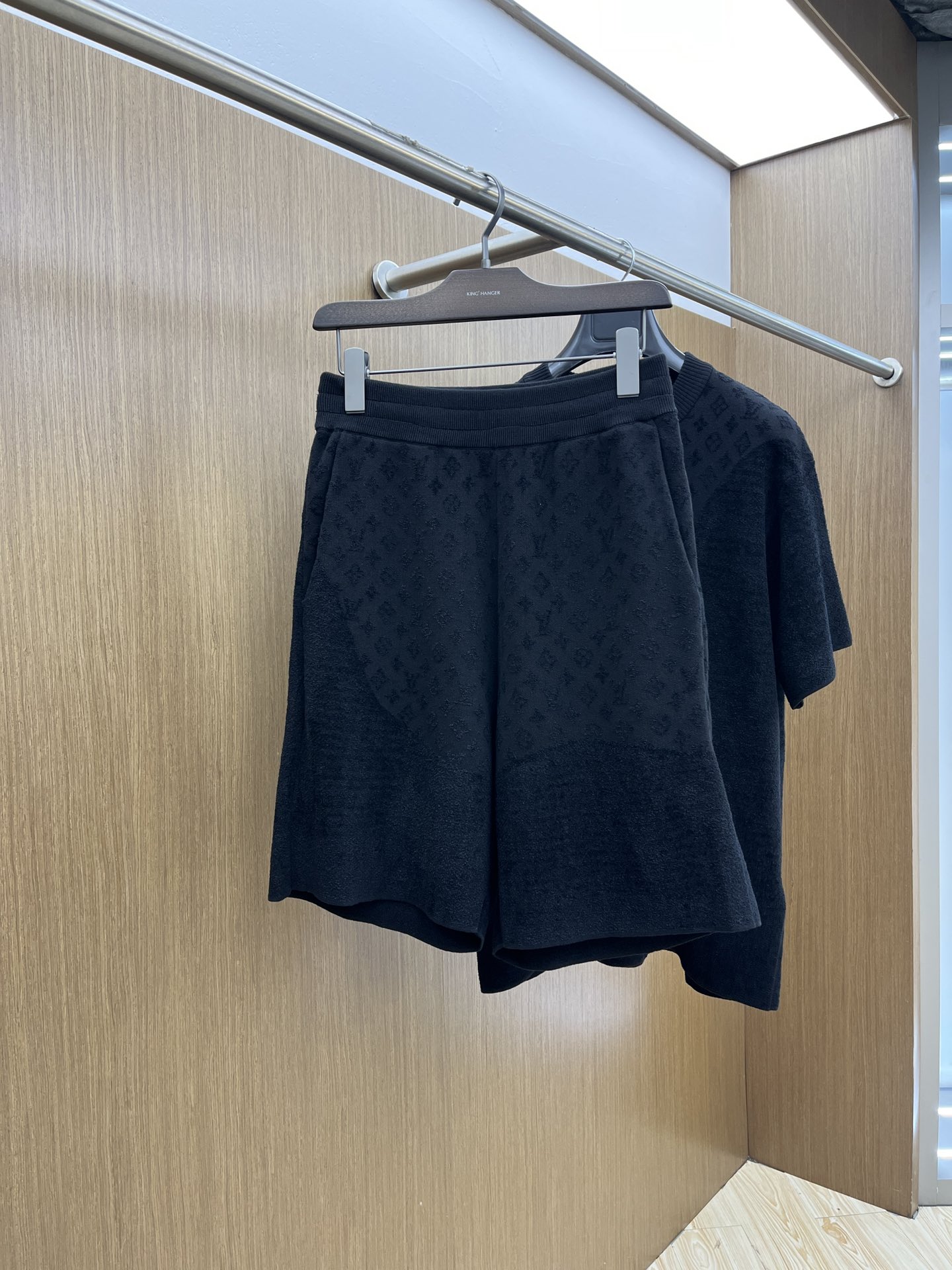 NO:139003,LV new grating jacquard knitted with custom yarn, this cotton knitted is soaked and dyed elegant tones, which is a full-frame monogram  The jacquard pattern is integrated with gradient stripes, demonstrating Louis Vuitton's exquisite craftsmanship with eye-catching grating effect. The deep trim stretches the Academy style, the pearlescent buttons add a Dandy atmosphere. The collar, cuffs, hem and front closure are equipped with trim, custom pearlescent buttons, full-frame brand logo jacquard knitted, color-colored and fixed-dyeed yarns are made with original version, and the color similarity is as high as 95%. The German imported 16-pin lycra jacquard, a single piece takes 243 minutes, parallel average speed knitted, not like ordinary horizontal woven. In order to get the goods efficiently, the speed is up to the limit, the woven pieces are of different sizes, font codes, and flower sheets, and can be matched with the lower parts of the same season to create a fashionable look, and control various occasions, customized auxiliary materials, complete three standards, fqg same style for men and women!  Size S-XL, louis vuitton,louis vuitton,alexander wang19860909LV 新款光栅效果提花针织,采用定制纱线,本款棉质针织浸染雅致色调,为全幅 monogram 提花图案融入渐变条纹,以瞩目光栅效果彰显路易威登精湛匠艺.深邃饰边舒展学院风范,珠光纽扣再添丹迪气息,衣领、袖口、下摆和前襟配有饰边,定制珠光粗纽扣,全幅品牌徽标提花针织,参照原版进行打色及定染纱线,颜色相似度高达95％以上,德国进口机16针莱卡提花,单件耗时243分钟,平行均速编织,不会像普通横机织,为了效率赶货,速度开到极限,织出来的衣片针路大小不一、走字码、花片情况,能与同季下装搭配营造时尚造型,驾驭各种场合,定制辅料,三标齐全,fqg男女同款！尺码S-XL,,louis vuitton,louis vuitton,alexander wang,Men's clothing