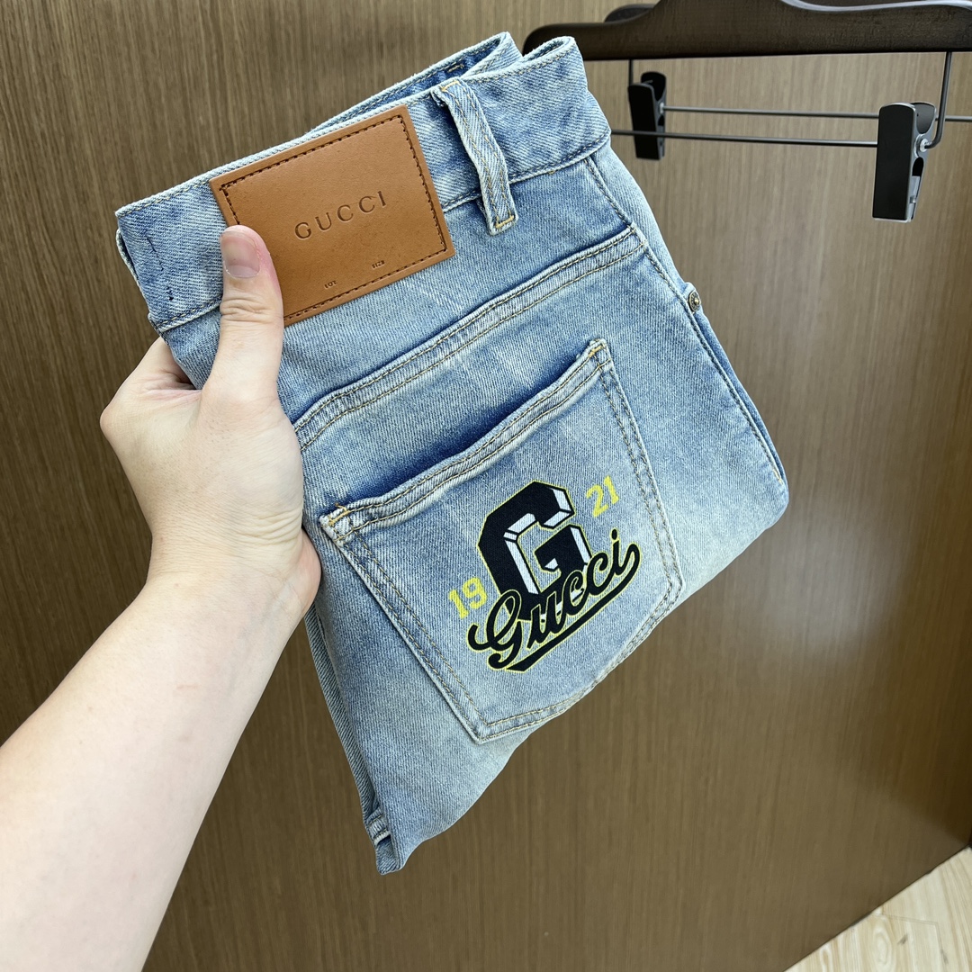 NO:141253,Guc is available for exclusive sale. The 25SS early spring super-burning and explosive street series is the most exclusive and grandly launched. Original custom high-end quality fabric, slim fit and tailoring, fabric with elasticity, micro-slim, LZ's upper body is super comfortable, a must-have item for spring and summer 25!  Buying one is definitely the most beautiful boy on every street haha!  Counter size 28-38 No 37, gucci, jeans, alexander wang19860909Guc 高端独家发售 25SS早春款超燃炸街系列之最牛仔裤 独家隆重推出 原版定制高端品质面料 版型修身剪裁 面料带弹力 微弹之 LZ上身舒适度超高 25春夏必爆单品！买一条绝对是每条街最靓的仔哈哈！专柜尺码28-38无37,,gucci,jeans,alexander wang,Men's clothing