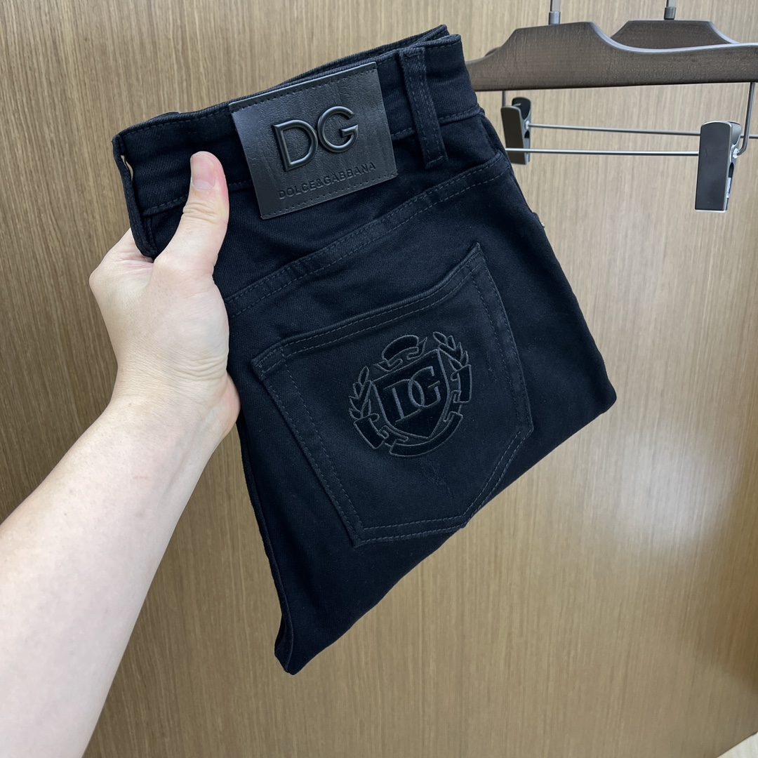 NO:141254,DG is available for exclusive sale. The 25SS early spring super-burning and explosive street series is the most exclusive and grandly launched. Original custom high-end quality fabric, slim fit and tailoring, fabric with elasticity, micro-slim, LZ's upper body comfort is super high. A must-have item for spring and summer 25!  Buying one is definitely the most beautiful boy on every street haha!  Counter size 28-38 No 37, Dolce & Gabbana, jeans, alexander wang19860909DG 高端独家发售 25SS早春款超燃炸街系列之最牛仔裤 独家隆重推出 原版定制高端品质面料 版型修身剪裁 面料带弹力 微弹之 LZ上身舒适度超高 25春夏必爆单品！买一条绝对是每条街最靓的仔哈哈！专柜尺码28-38无37,,Dolce&Gabbana,jeans,alexander wang,Men's clothing