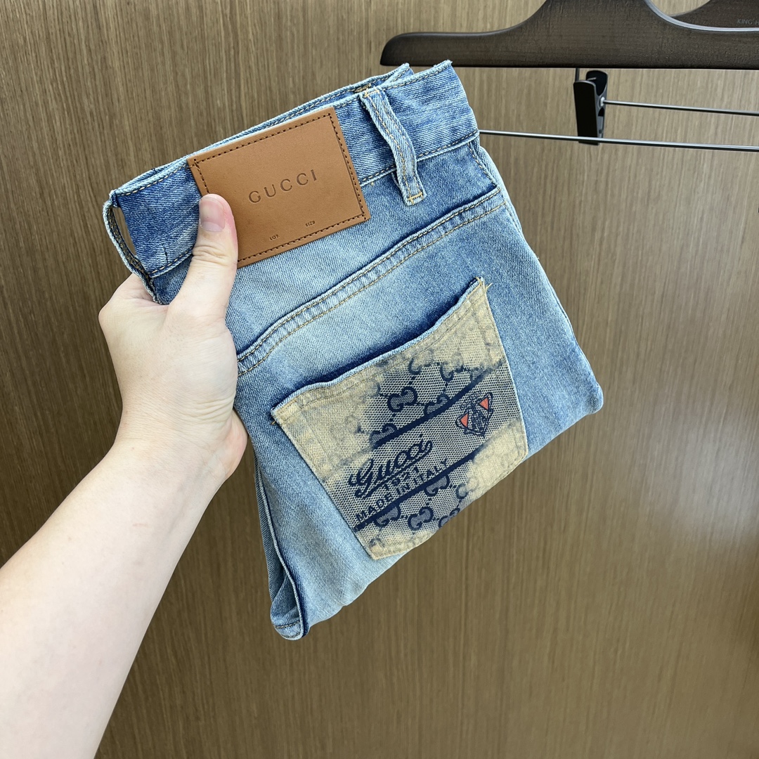 NO:141255,Guc is available for exclusive sale. The 25SS early spring super-burning and explosive street series is the most exclusive and grandly launched. Original custom high-end quality fabric, slim fit and tailoring, fabric with elasticity, micro-slim, LZ's upper body is super comfortable, a must-have item for spring and summer 25!  Buying one is definitely the most beautiful boy on every street haha!  Counter size 28-38 No 37, gucci, jeans, alexander wang19860909Guc 高端独家发售 25SS早春款超燃炸街系列之最牛仔裤 独家隆重推出 原版定制高端品质面料 版型修身剪裁 面料带弹力 微弹之 LZ上身舒适度超高 25春夏必爆单品！买一条绝对是每条街最靓的仔哈哈！专柜尺码28-38无37,,gucci,jeans,alexander wang,Men's clothing