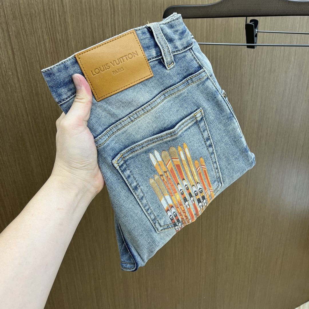 NO:141256,LV is available for exclusive sale. The 25SS early spring super-burning and explosive street series is the most exclusive and grandly launched. Original custom high-end quality fabric, slim fit and tailoring, fabric with elasticity, micro-slim, LZ is super comfortable on the upper body, a must-have item for spring and summer!  Buying one is definitely the most beautiful boy on every street haha!  Counter size 28-38 No 37, louis vuitton,jeans,alexander wang19860909LV 高端独家发售 25SS早春款超燃炸街系列之最牛仔裤 独家隆重推出 原版定制高端品质面料 版型修身剪裁 面料带弹力 微弹之 LZ上身舒适度超高 25春夏必爆单品！买一条绝对是每条街最靓的仔哈哈！专柜尺码28-38无37,,louis vuitton,jeans,alexander wang,Men's clothing