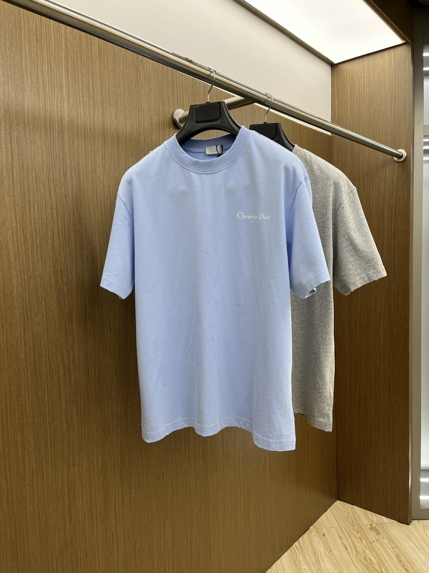 NO:141258,Dior 2025 new classic letters made of ripped LOGO short-sleeved men and women. This T-shirt is carefully crafted from cotton bamboo jersey fabric. The chest is decorated with gray Christian Dior Couture prints to present a dessert effect. Casual tailoring and ribbed round neck design, g can be easily matched with various jeans or casual outfits. Color black white blue gray Size S-XXL,,dior,dior,jeans,T-shirt,alexander wang19860909Dior迪奥2025新款经典字母做旧破洞印花LOGO短袖男女同款 这款 T 恤采用棉质竹节平纹针织面料精心制作.胸前饰以灰色 Christian Dior Couture 印花,呈现仿旧效果.休闲剪裁和罗纹圆领设计,g可与各式牛仔裤或休闲装扮轻松搭配. 颜色黑色 白色 蓝色 灰色 尺码S-XXL,,dior,dior,jeans,T-shirt,alexander wang,Men's clothing