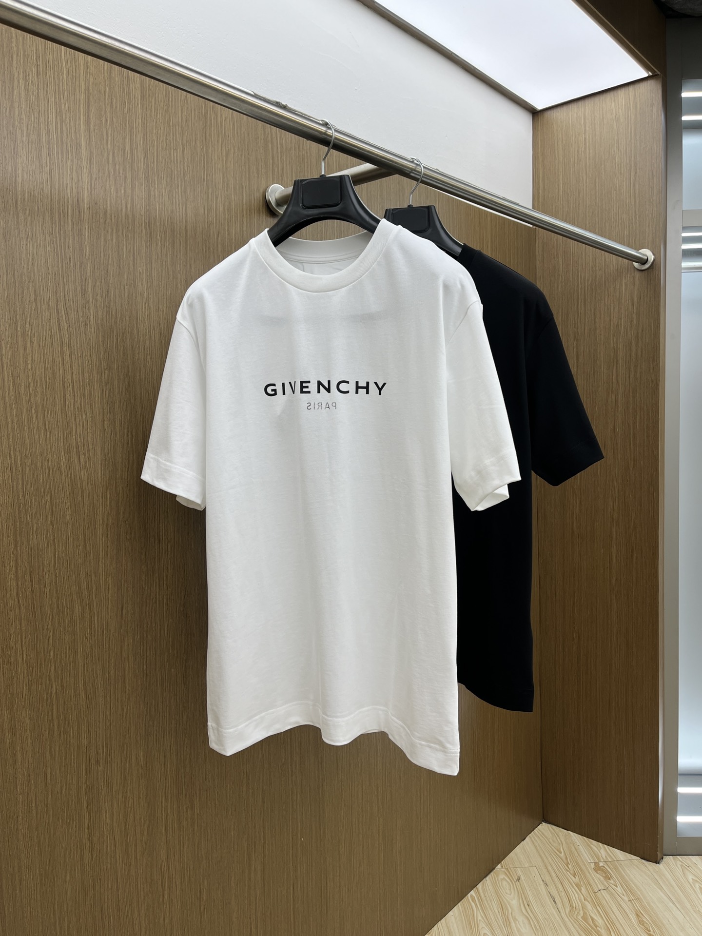 NO:141240,Givenchy's new spring and summer print short-sleeved T-shirt for men and women. This short-sleeved cotton T-shirt is decorated with a flip effect on the front and back. The back hem is decorated with a small 4G LOGO print. It is minimalist and luxurious, and the fashion flag. This black T-shirt is decorated with an extremely stylish style. The simple round neck outlines the casual outline, smooth lines fit the body, and tells the elegant connotation in silence. The words 
