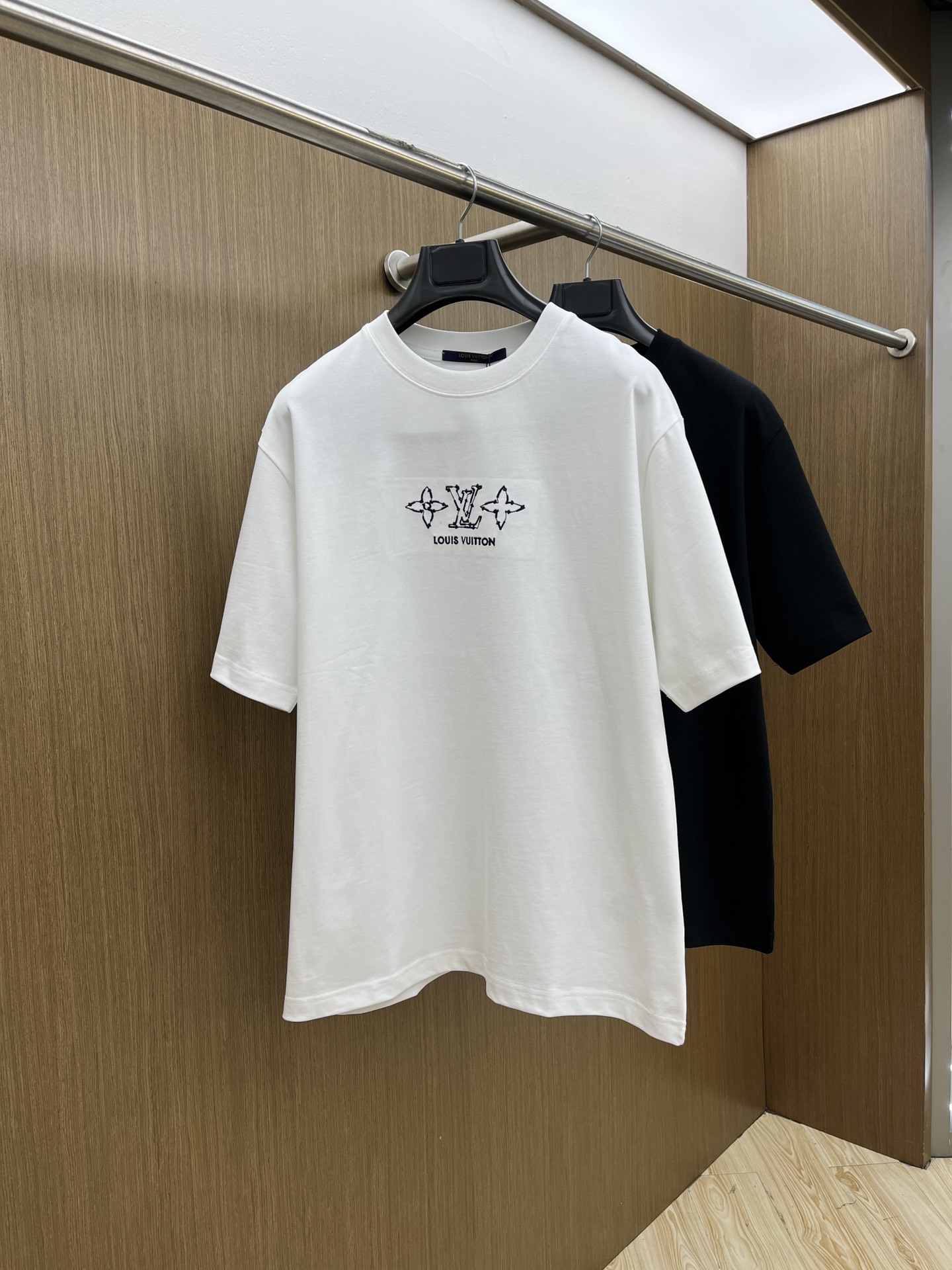 NO:141241,Louis Vuitton / Louis Vuitton 2025 Spring and Summer New Heavy Industry Embroidery Short-Sleeve T-shirts for Men and Women This short-Sleeve T-shirt is made of soft cotton fabric, presenting a coexistence of comfort and crispness. The front is exquisitely embroidered with classic LV logo and Monogram pattern, and the details are ingenious, showing the essence of the brand. The back is embroidered with multiple sets of Louis Vuitton's iconic element patterns and brand name embroidery, with clear layers and full visual tension, further strengthening brand recognition. Color black and white Size S-XXL,,louis vuitton,louis vuitton,louis vuitton,t-shirt,tees,t-shirt,alexander wang19860909Louis Vuitton /路易威登 2025春夏新款重工刺绣短袖t恤男女同款 这款短袖T恤采用柔软纯棉面料打造,呈现舒适与挺括并存的穿着体验.正面精致绣有经典LV标识与Monogram图案,细节匠心独运,尽显品牌精髓.背部点缀多组路易威登标志性元素图案及品牌名称刺绣,层次分明,gz视觉张力十足,进一步强化品牌识别度. 颜色黑色 白色 尺码S-XXL,,louis vuitton,louis vuitton,louis vuitton,T-shirt,tees，t-shirt,alexander wang,Men's clothing