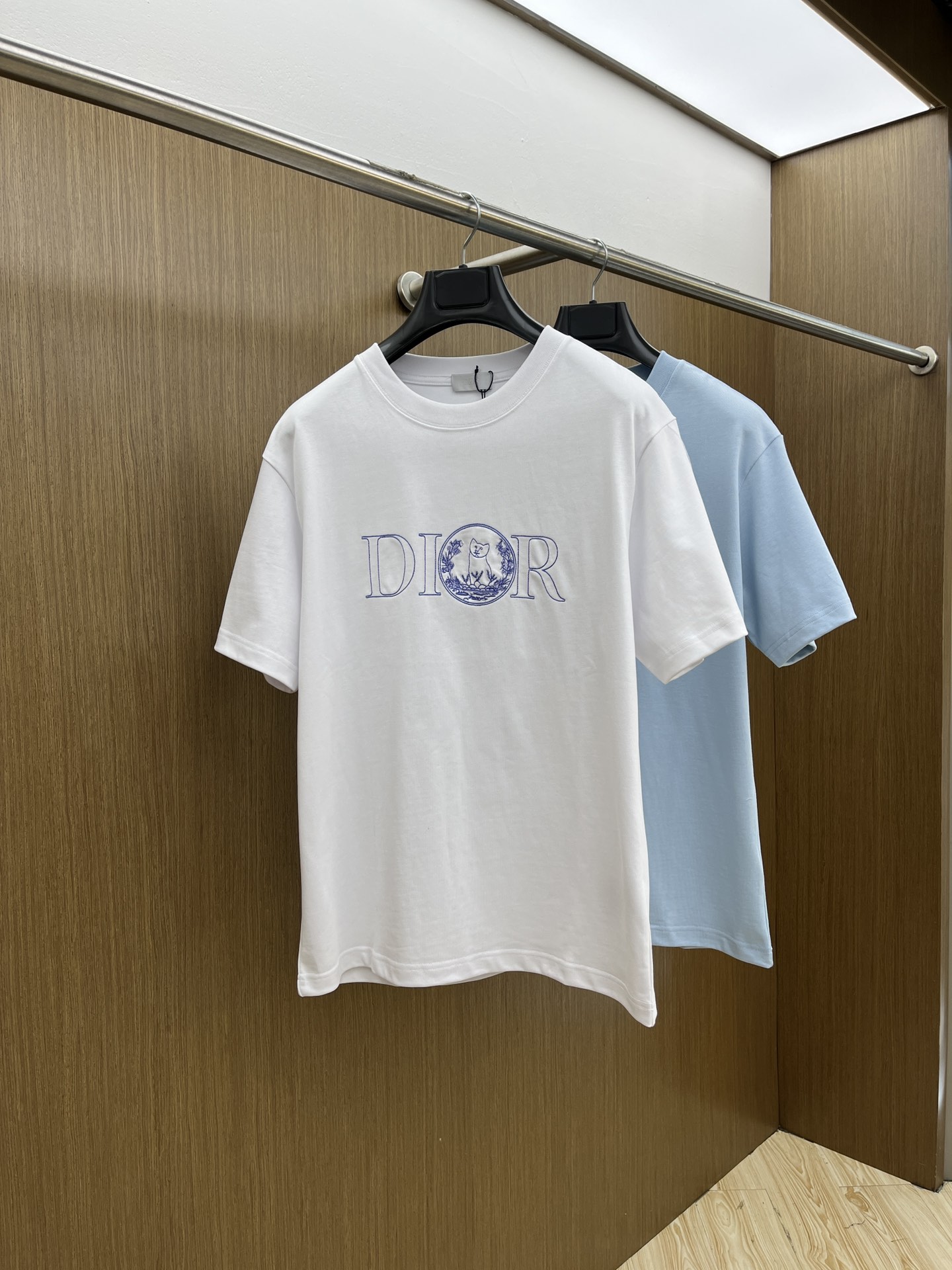 NO:141243,Dior 2025 new letter embroidered round neck short-sleeved T-shirt for men and women. This T-shirt displays the logo from this season's DIOR AND HYLTON NEL co-branded series. It is carefully crafted from cotton jersey fabric, classic silhouette with ribbed round neck, and embroidered on the chest to enhance the style. Casual tailoring, gz can be matched with sports trousers or jeans. Color white blue Size S-XXL,,dior,dior,jeans,T-shirt,tees,t-shirt,alexander wang19860909Dior迪奥2025新款字母刺绣圆领短袖T恤男女同款 这款 T 恤展示来自本季 DIOR AND HYLTON NEL 联名系列的标志.采用棉质平纹针织面料精心制作,经典廓形搭配罗纹圆领,胸前饰以刺绣提升格调.休闲剪裁,gz可搭配运动长裤或牛仔裤. 颜色白色 蓝色 尺码S-XXL,,dior,dior,jeans,T-shirt,tees，t-shirt,alexander wang,Men's clothing