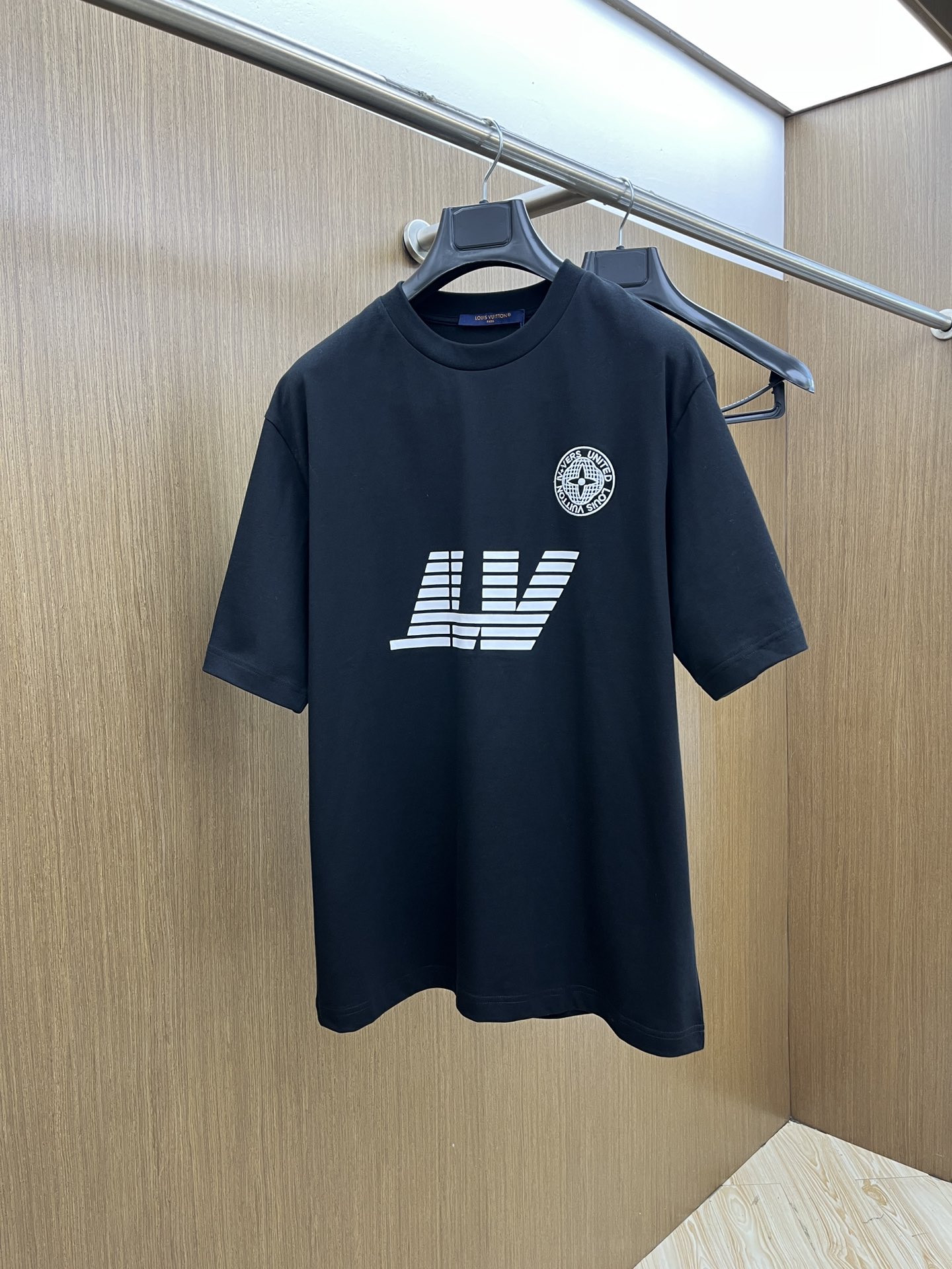 NO:141244,Louis Vuitton / Louis Vuitton 2025 summer new T-shirts are the same as men and women. Classic and new interpretation, and the shape is unrestrained. When Louis Vuitton's legendary heritage encounters modern trendy brushstrokes, this black T-shirt came into being. The simple and pure black base seems to hide endless fashion codes, showing a luxurious aura in a low-key manner. At the chest, the iconic LV elements are presented in innovative stripes, breaking the convention, and each line seems to tell the brand's pioneering attitude. The exquisite circular logo on the side combines classic elements and modern design, just like the mysterious totem of the fashion industry, inadvertently revealing the elegance and style accumulated by the brand for a century.  Wear it, every step is striking the trendy rhythm. Whether it is traveling through the bustling city streets or in the center of a fashion party, you can easily control the audience's eyes, interpreting the unique charm of Louis Vuitton, gz becomes the fashion focus of walking. Color black Size S-XXL,, louis vuitton, louis vuitton, louis vuitton, tees, t-shirt, alexander wang19860909Louis Vuitton /路易威登 2025夏季新款T恤男女同款 经典新绎,型格肆放 当路易威登的传奇底蕴,邂逅现代潮流笔触,这件黑色T恤应运而生.简洁纯粹的黑色基底,仿若隐匿着无尽的时尚暗语,低调间彰显奢华气场. 胸口处,标志性的LV元素以创新条纹形态呈现,打破常规,每一道线条都似在诉说品牌的先锋态度.一旁精致的圆形标识,融合经典元素与摩登设计,如同时尚界的神秘图腾,不经意间流露品牌百年积淀的优雅与格调. 穿上它,每一步都踏响潮流节奏,无论是穿梭于繁华都市街头,还是置身于时尚派对中心,皆能轻松驾驭全场目光,将路易威登的独特魅力淋漓诠释,gz成为行走的时尚焦点. 颜色黑色 尺码S-XXL,,louis vuitton,louis vuitton,louis vuitton,tees，t-shirt,alexander wang,Men's clothing