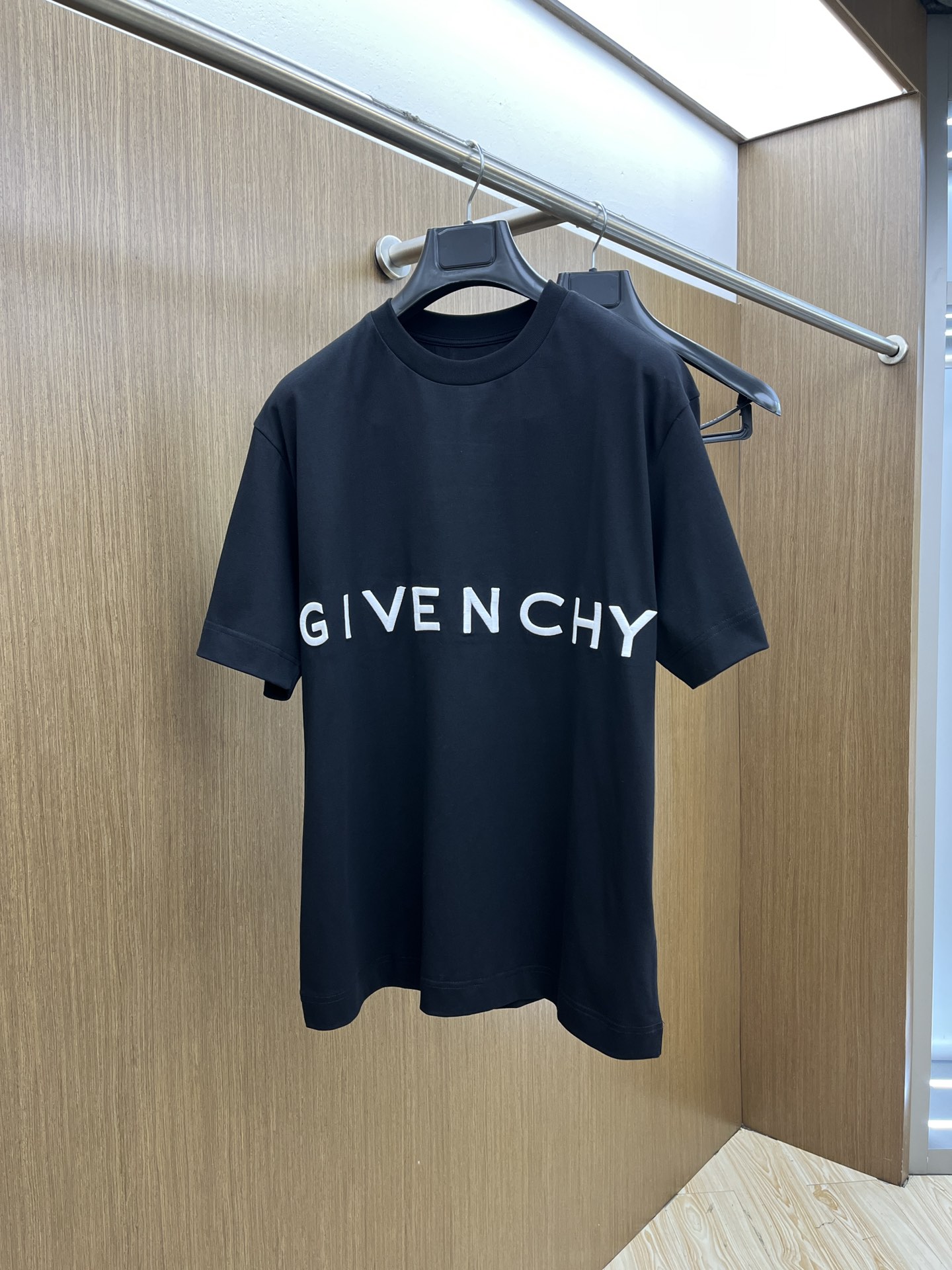NO:141245,Givenchy Givenchy 2025 new summer T-shirt for men and women. This black T-shirt highlights Givenchy's consistent minimalist aesthetic, and is made of crisp and high-quality pure cotton fabric, which feels soft and skin-friendly, and has a combination of comfort and texture. The front is decorated with the 