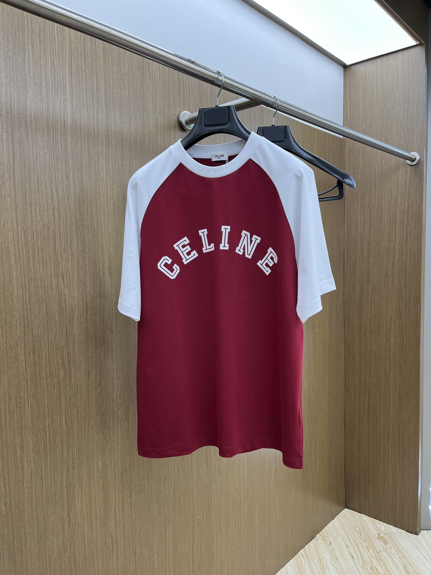 NO:141246,Celine/Celine 2025 new Arc de Triomphe color-blocking letters round neck short-sleeved T-shirts for men and women Celine This contrasting T-shirt is a classic combination of red and white, energetic and elegant. The big brand letter logo on the chest is a direct display of fashion attitude. The simple style is suitable for diverse styles. Whether it is to walk on the street with jeans or attend casual parties with a skirt, it can be easily and brilliant. GZ allows you to show the casualness and exquisiteness of French fashion in daily life. Color red Size S-XL, celine, celine, skirts, jeans, T-shirt, tees, t-shirt, alexander wang19860909Celine/赛琳2025新款凯旋门拼色字母圆领短袖t恤男女同款 Celine这款撞色T恤,红与白的经典搭配,活力又不失优雅.胸前大大的品牌字母标识,是时尚态度的直接彰显.简约版型适配多样风格,无论是搭配牛仔裤漫步街头,还是配搭半身裙出席休闲聚会,都能轻松出彩,gz让你于日常中尽显法式时尚的随性与精致. 颜色红色 尺码S-XL,,celine,celine,skirts,jeans,T-shirt,tees，t-shirt,alexander wang,Men's clothing