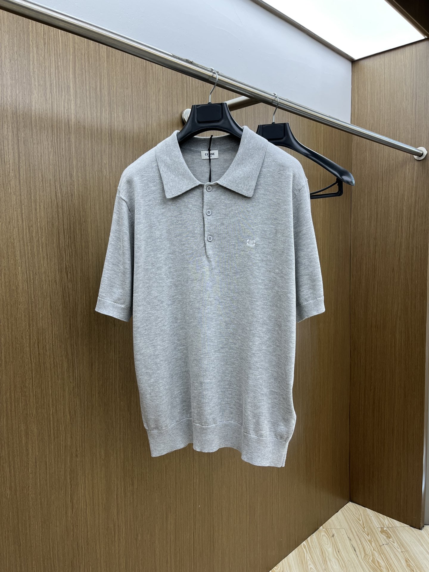 NO:141247,Celine/Celine 2025 new Arc de Triomphe embroidery logo wool knitted Polo shirt for men and women. This TRIOMPHE embroidery, classic style, short sleeves for shirt collar, GZ cuffs embroidered with ribbed trim, 3 mother-of-pearl buttons engraved with CELINE. Color Gray Size S-XXL,,celine,celine,shirts,T-shirt,alexander wang19860909Celine/赛琳2025新款凯旋门刺绣logo羊毛针织Polo衫男女同款 本款TRIOMPHE刺绣,经典版型,衬衫领短袖,GZ 袖口点缀罗纹饰边,3枚镌刻CELINE字样的珍珠母贝纽扣. 颜色 灰色 尺码S-XXL,,celine,celine,shirts,T-shirt,alexander wang,Men's clothing