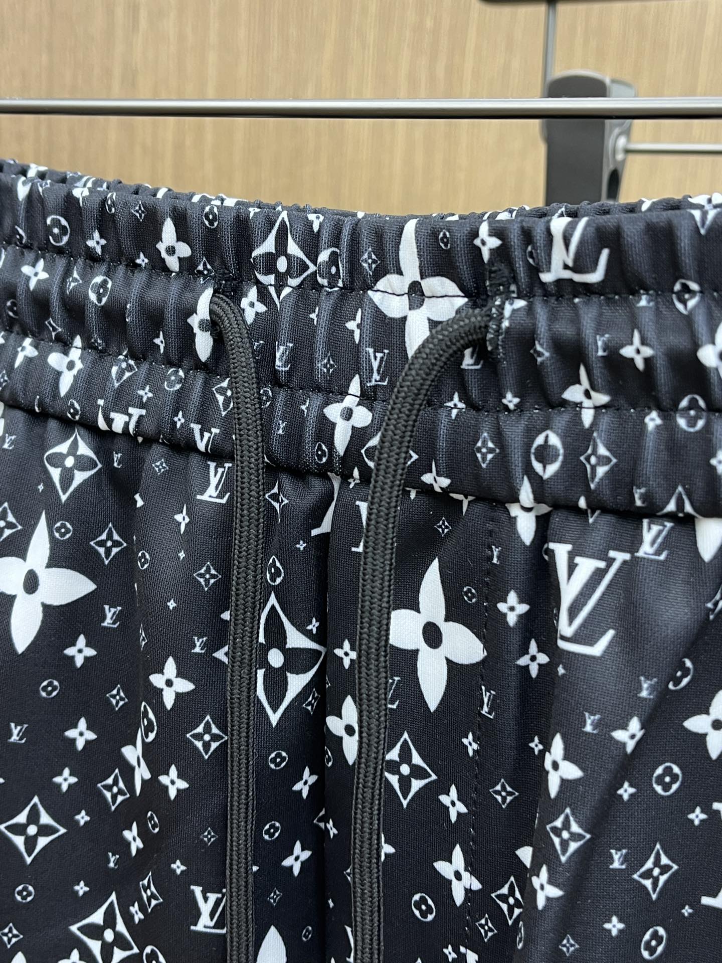  LV 🔥🔥2045春夏新款男士休闲短裤 高端货简洁时尚大方 定制原版进口面料 简洁利落又清爽 品质做工