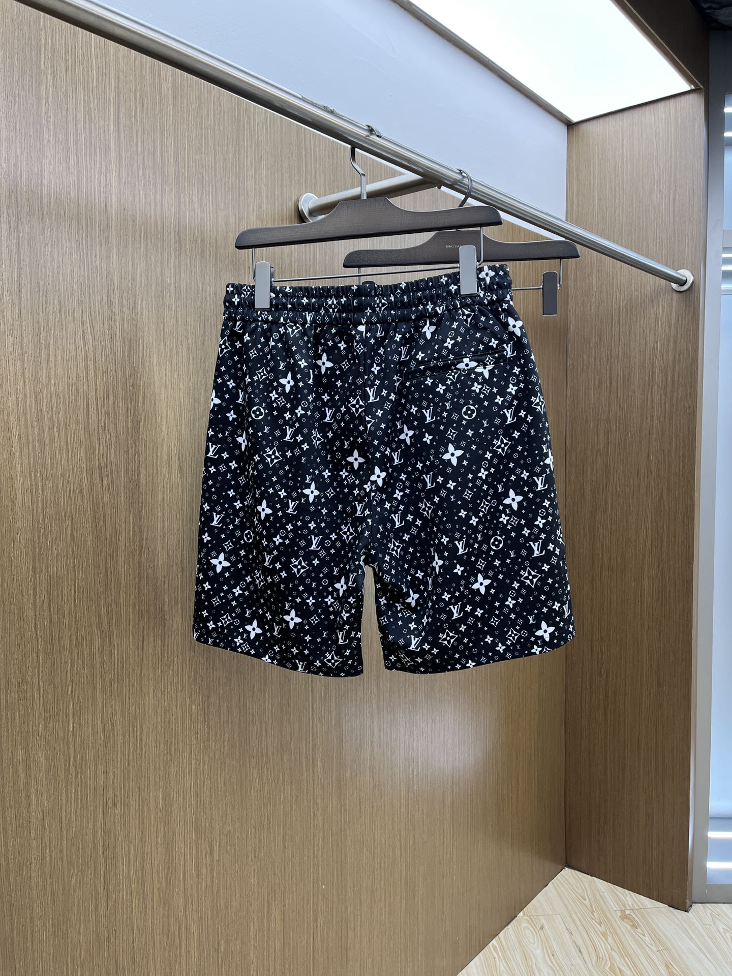  LV 🔥🔥2045春夏新款男士休闲短裤 高端货简洁时尚大方 定制原版进口面料 简洁利落又清爽 品质做工