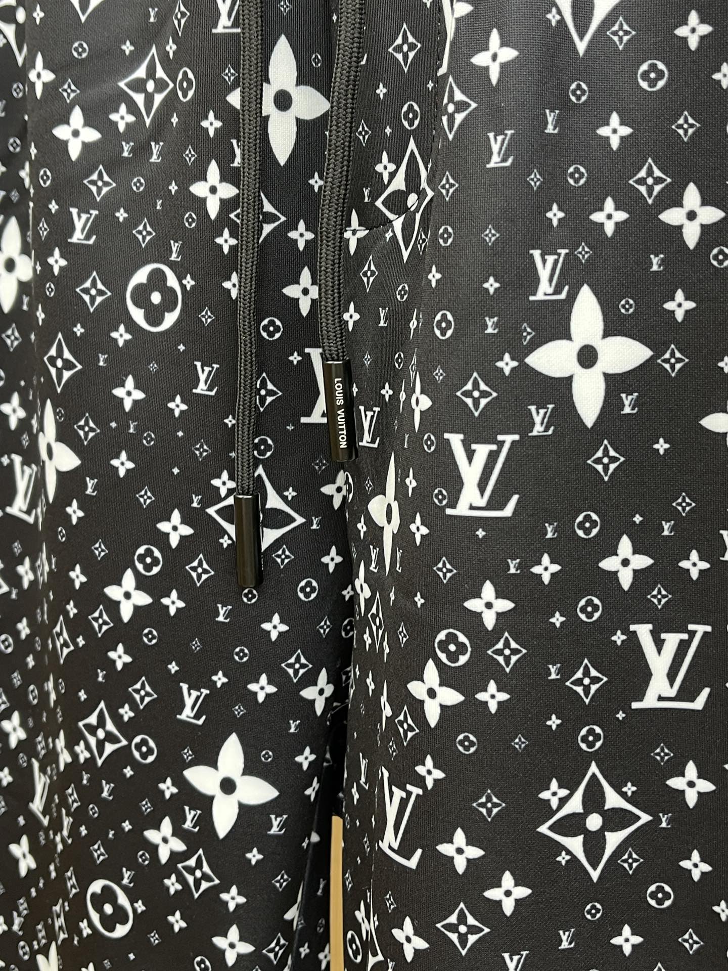  LV 🔥🔥2045春夏新款男士休闲短裤 高端货简洁时尚大方 定制原版进口面料 简洁利落又清爽 品质做工