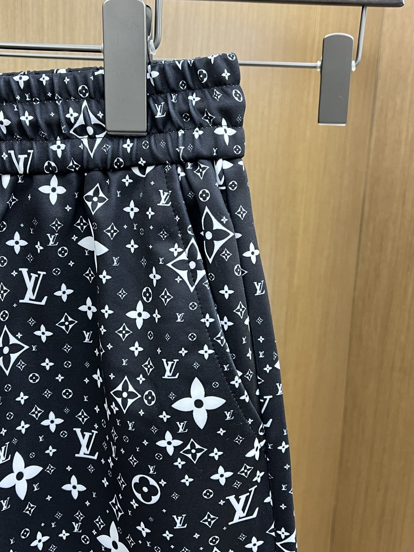  LV 🔥🔥2045春夏新款男士休闲短裤 高端货简洁时尚大方 定制原版进口面料 简洁利落又清爽 品质做工