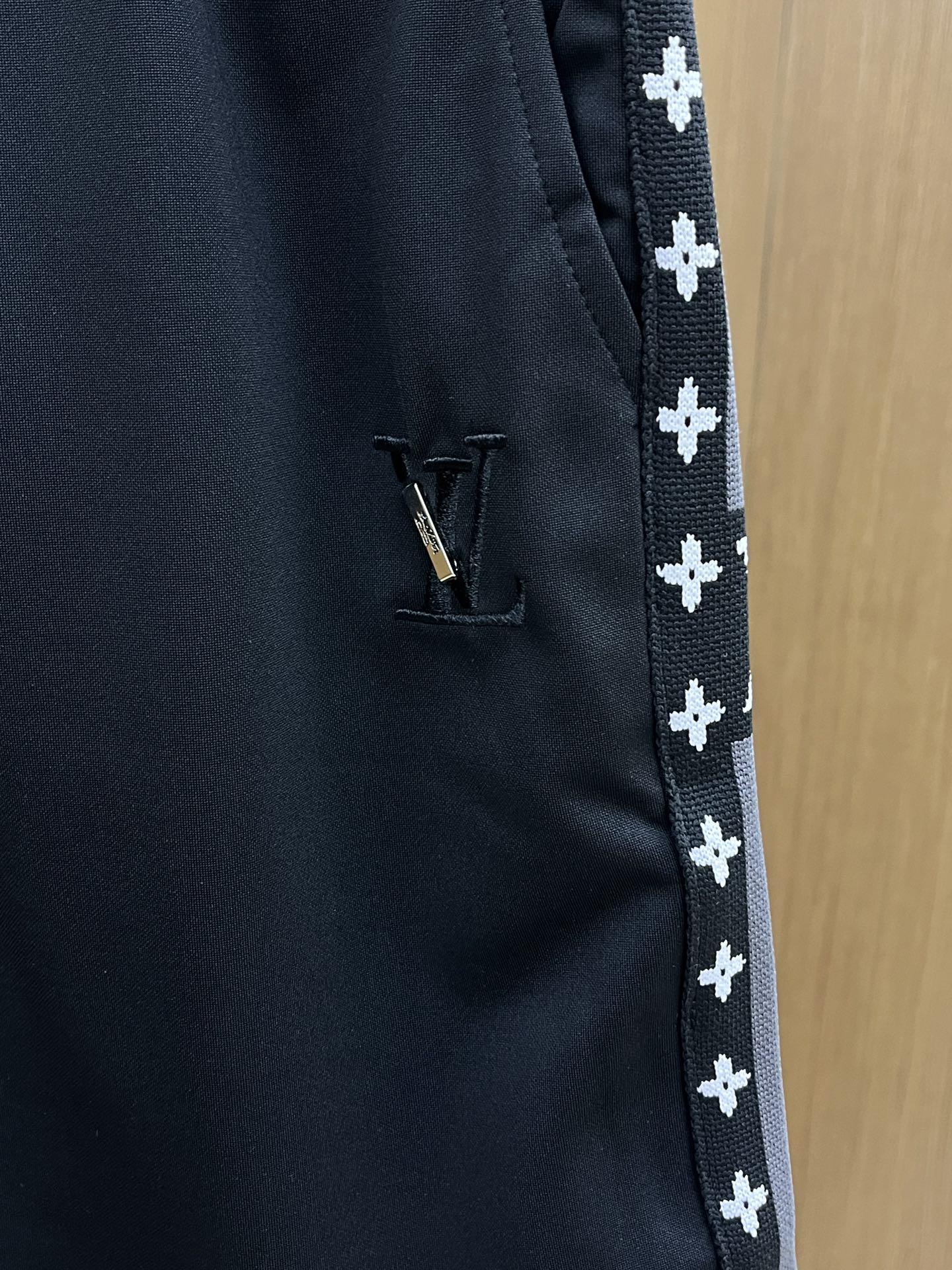  LV 🔥🔥2045春夏新款男士休闲短裤 高端货简洁时尚大方 定制原版进口面料 简洁利落又清爽 品质做工
