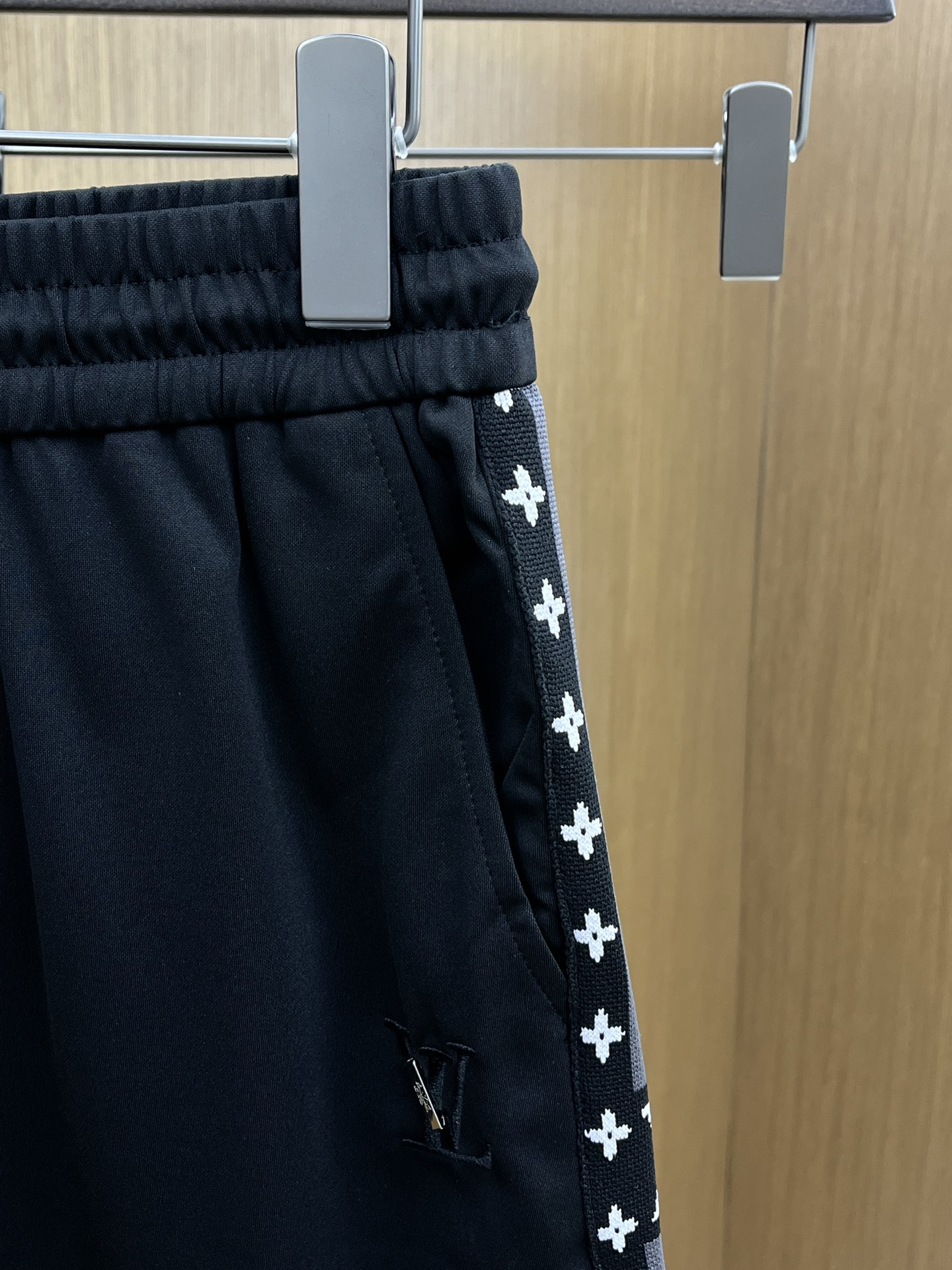  LV 🔥🔥2045春夏新款男士休闲短裤 高端货简洁时尚大方 定制原版进口面料 简洁利落又清爽 品质做工