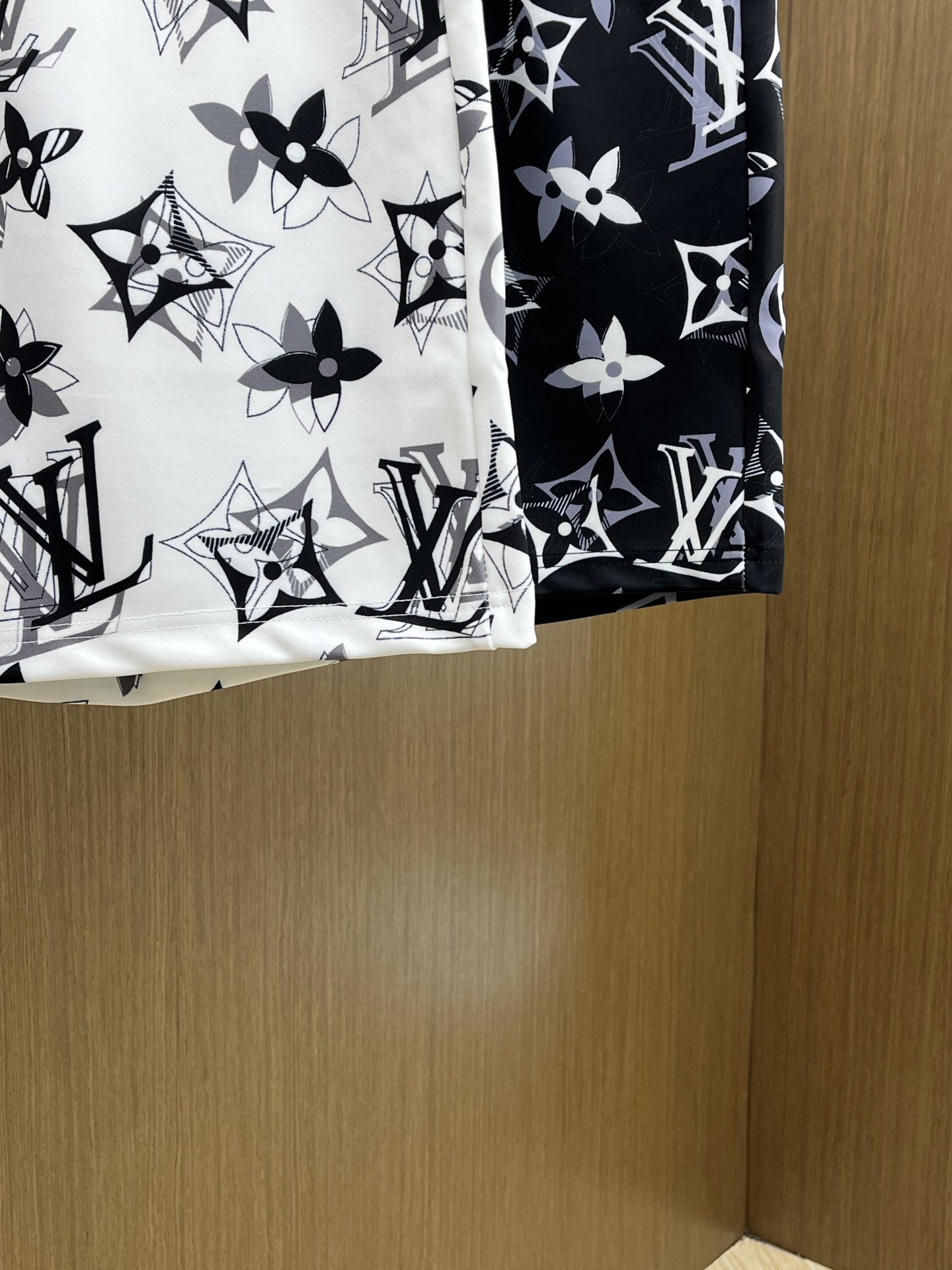  LV 🔥🔥2045春夏新款男士休闲短裤 高端货简洁时尚大方 定制原版进口面料 简洁利落又清爽 品质做工