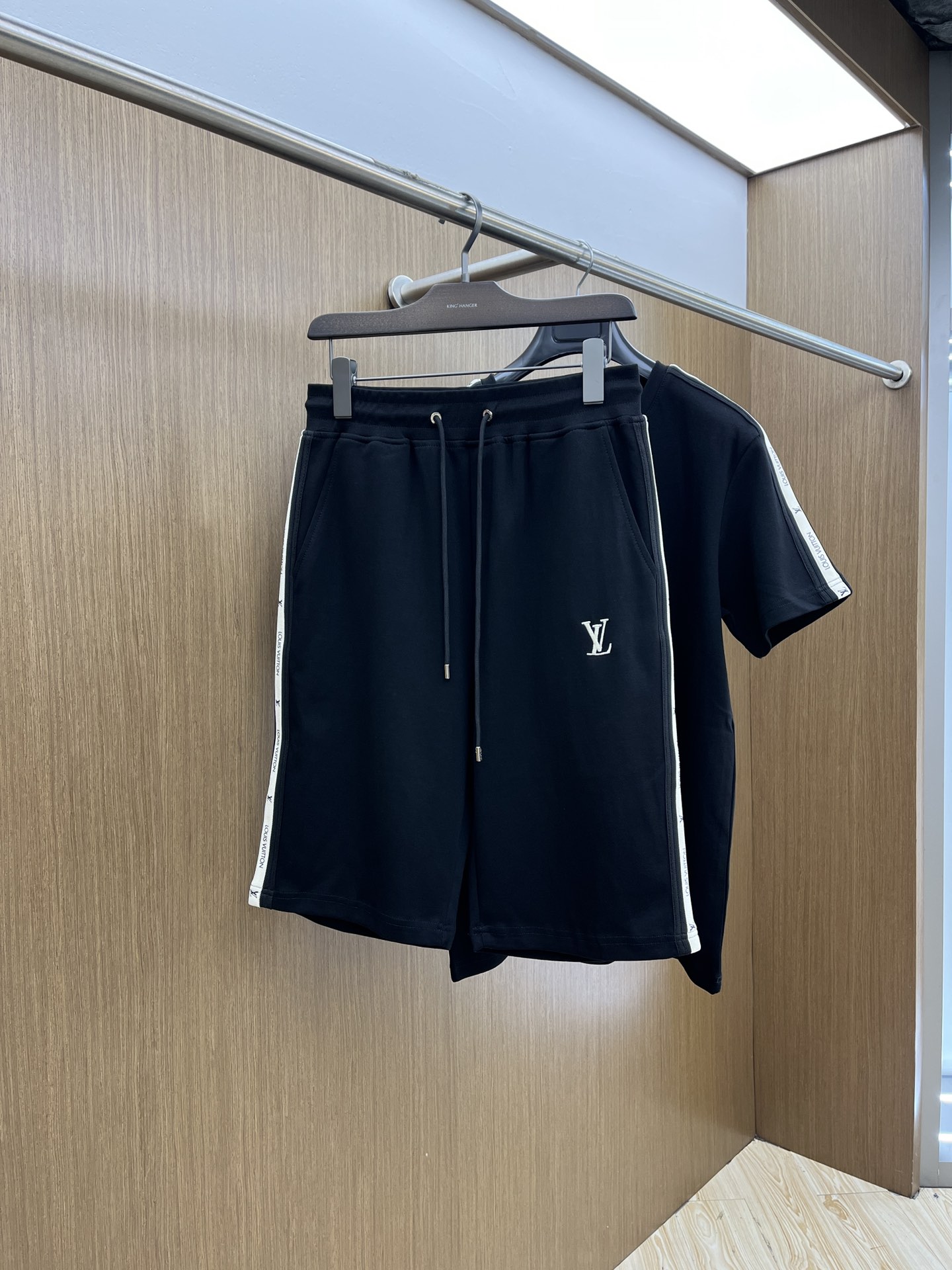 /套 LV 🔥🔥高端定制 2025春夏新款首发专柜最新款短袖短裤休闲套装 高端订制 设计前卫时尚！品牌l