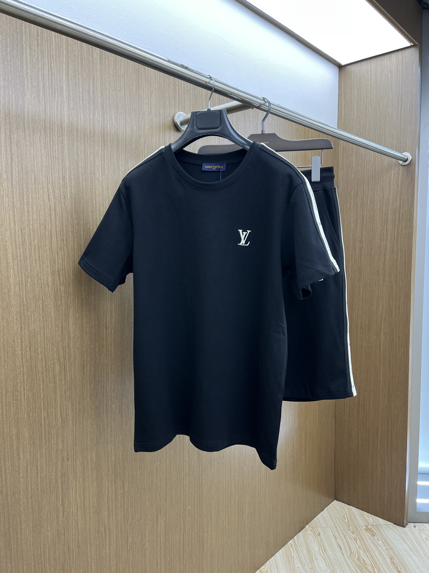 /套 LV 🔥🔥高端定制 2025春夏新款首发专柜最新款短袖短裤休闲套装 高端订制 设计前卫时尚！品牌l
