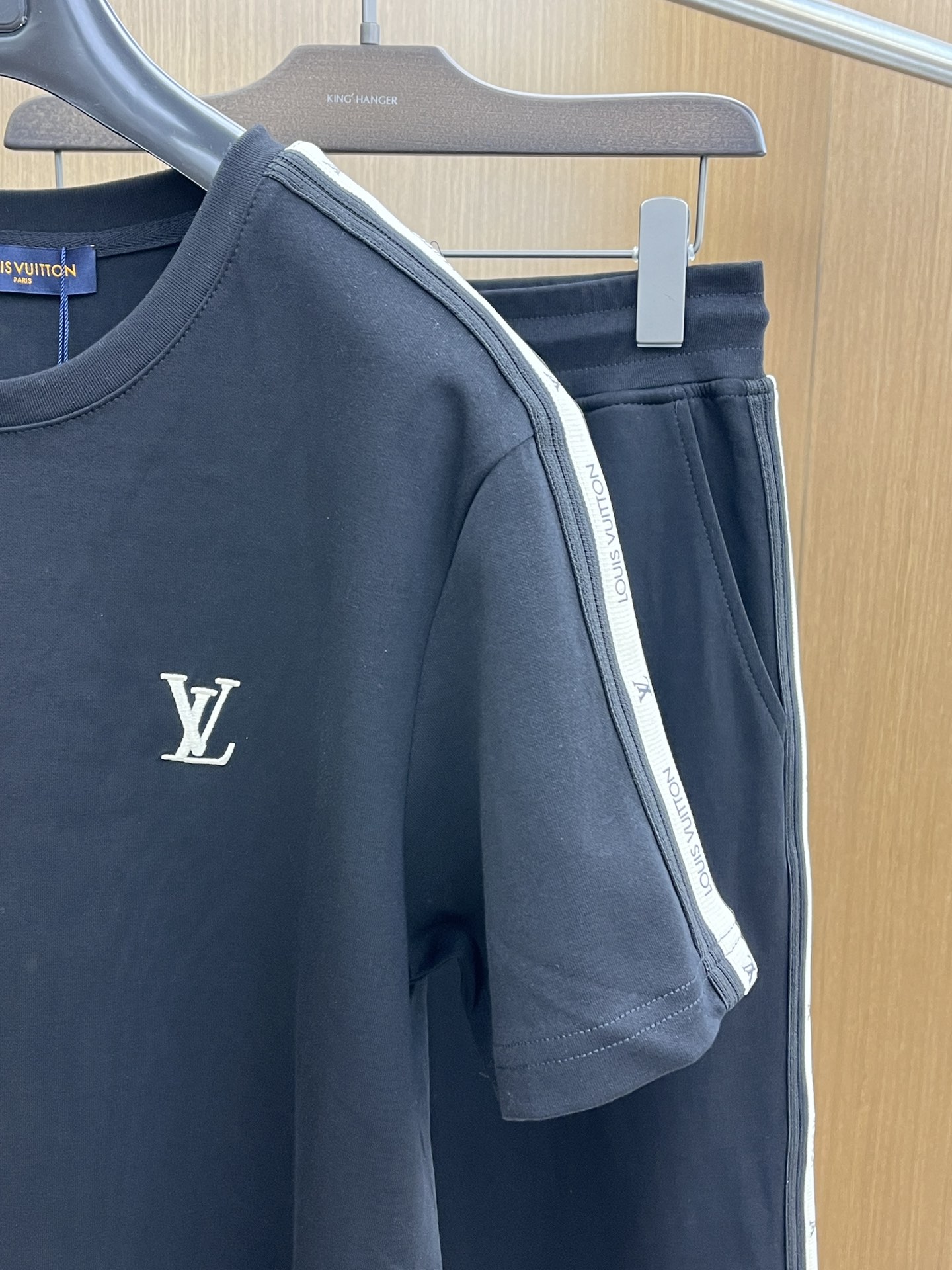 /套 LV 🔥🔥高端定制 2025春夏新款首发专柜最新款短袖短裤休闲套装 高端订制 设计前卫时尚！品牌l