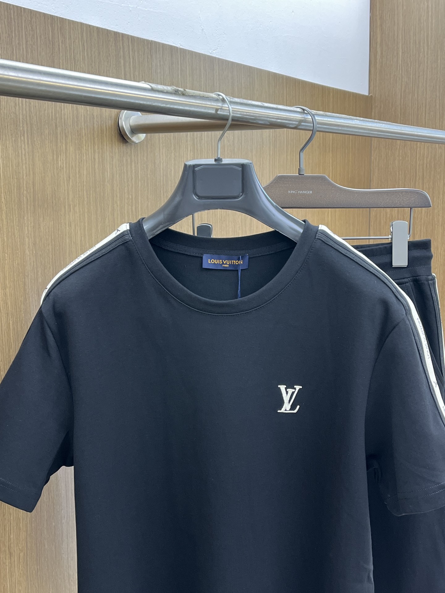 /套 LV 🔥🔥高端定制 2025春夏新款首发专柜最新款短袖短裤休闲套装 高端订制 设计前卫时尚！品牌l