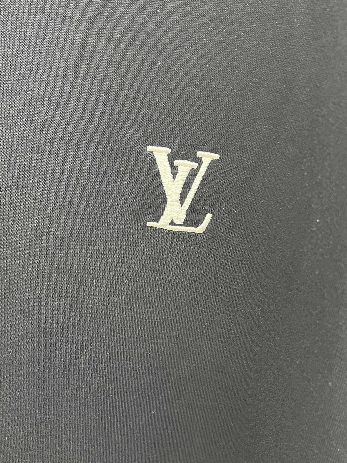 /套 LV 🔥🔥高端定制 2025春夏新款首发专柜最新款短袖短裤休闲套装 高端订制 设计前卫时尚！品牌l