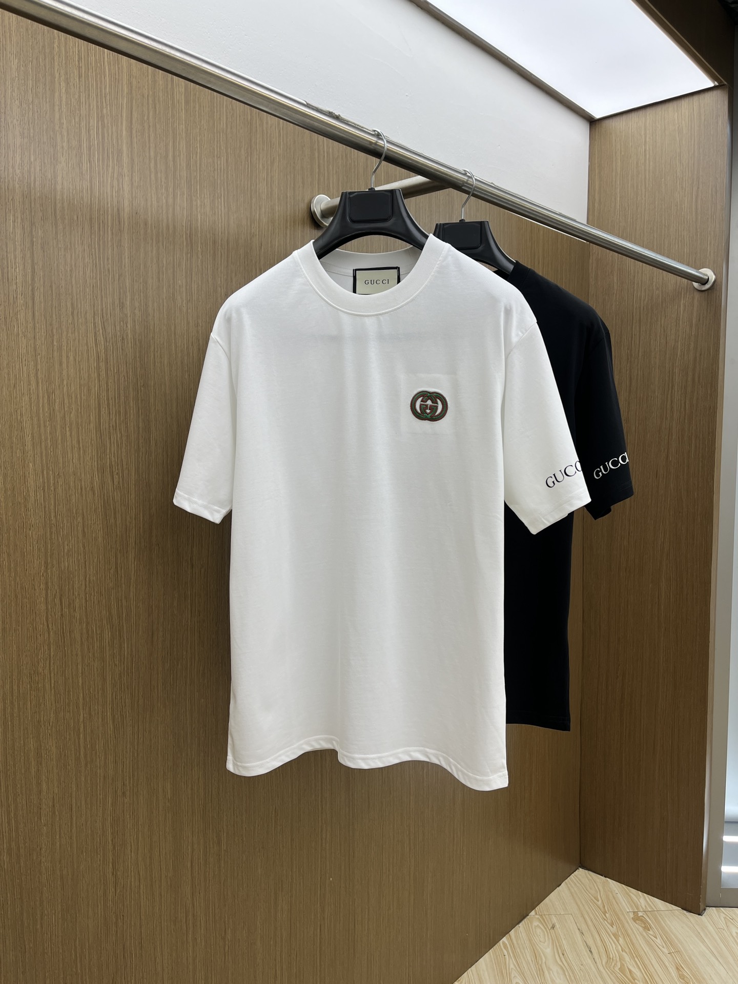 NO:454367,Guc is the first to be released in the 2025 early spring latest product, available at the same time as the counter, original singles, fashionable and casual round neck short-sleeved T-shirt, comfortable on the upper body!  Eye-catching and highlighted, using imported original fabric, top-grade printed embroidery craft letter pattern logo, simple but not lacking in fashion, top body fashionable and handsome fdl code S-XXL, gucci, T-shirt, tees, t-shirt, alexander wang19860909Guc 独家首发 2025早春最新品,专柜同步有售,原单狠货,时尚休闲圆领短袖T恤,上身舒适！吸睛而有亮点,采用进口原版面料,顶级印花刺绣工艺字母图案logo,简单而不失时尚,上身时尚帅气 fdl码数S-XXL,,gucci,T-shirt,tees，t-shirt,alexander wang,Men's clothing