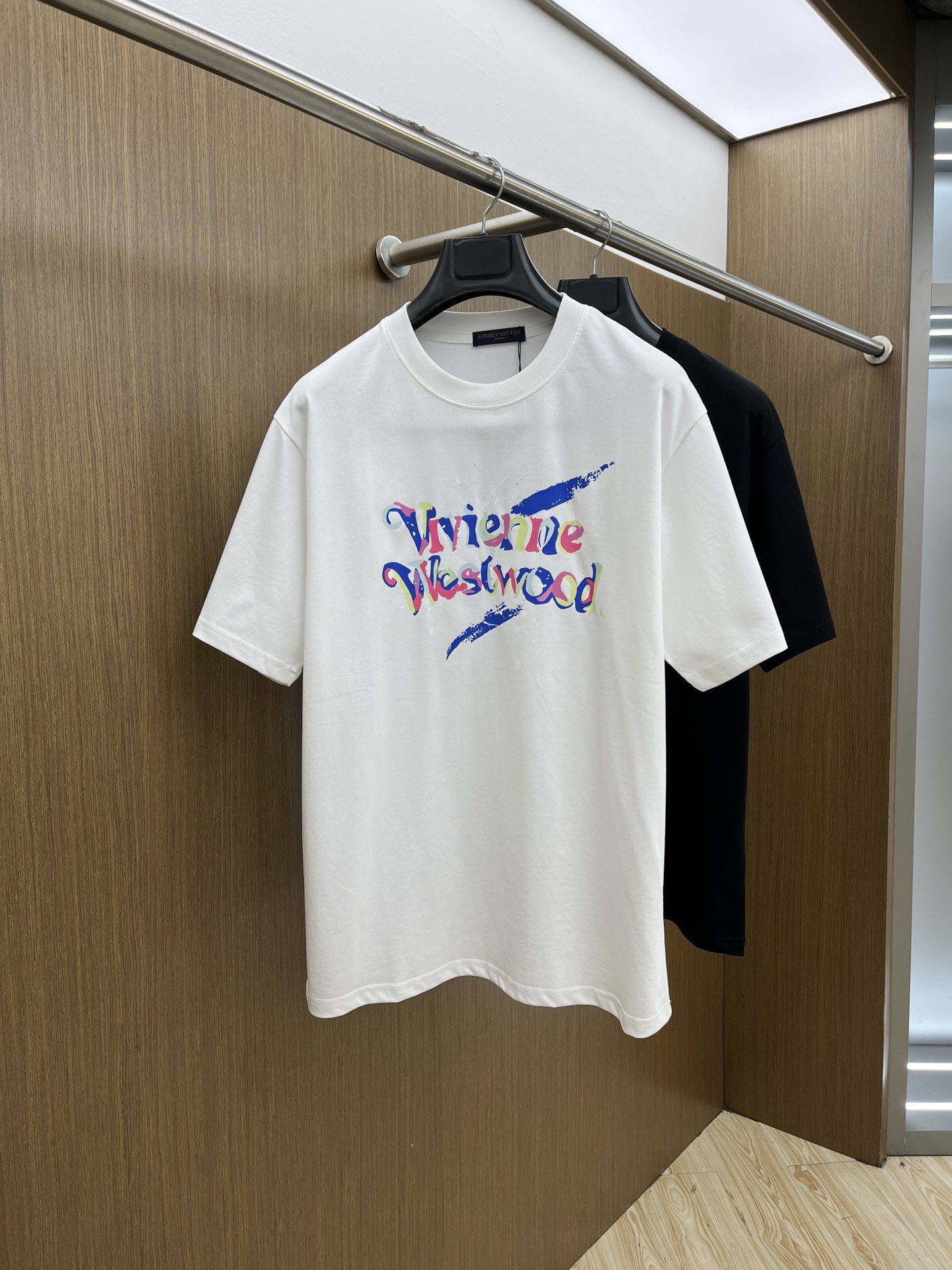 NO:148279,LV exclusive first release, the latest product in early spring 2025, available at the counter at the same time, original singles, fashionable and casual round neck short-sleeved T-shirt, comfortable on the upper body!  Eye-catching and highlighted, using imported original fabric, top-grade printed embroidery craft letter pattern logo, simple but not losing fashion, top body fashionable and handsome fdl code S-XXL,, louis vuitton, T-shirt,tees, t-shirt,alexander wang19860909LV 独家首发 2025早春最新品,专柜同步有售,原单狠货,时尚休闲圆领短袖T恤,上身舒适！吸睛而有亮点,采用进口原版面料,顶级印花刺绣工艺字母图案logo,简单而不失时尚,上身时尚帅气 fdl码数S-XXL,,louis vuitton,T-shirt,tees，t-shirt,alexander wang,Men's clothing