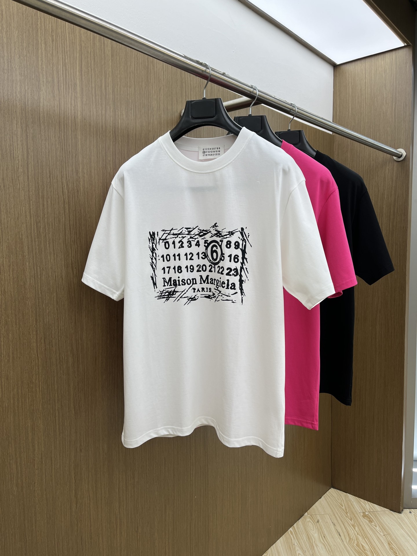 NO:148270,MM6 exclusive first release, the latest product in early spring 2025, available at the counter at the same time, original singles, fashionable and casual round neck short-sleeved T-shirt, comfortable on the upper body!  Eye-catching and highlighted, using imported original fabric, top-grade printed embroidery craft letter pattern logo, simple but not lacking in fashion, fashionable and handsome upper body FDL code S-XXL,,masion margiela,T-shirt,tees,t-shirt,alexander wang19860909MM6 独家首发 2025早春最新品,专柜同步有售,原单狠货,时尚休闲圆领短袖T恤,上身舒适！吸睛而有亮点,采用进口原版面料,顶级印花刺绣工艺字母图案logo,简单而不失时尚,上身时尚帅气 fdl码数S-XXL,,masion margiela,T-shirt,tees，t-shirt,alexander wang,Men's clothing