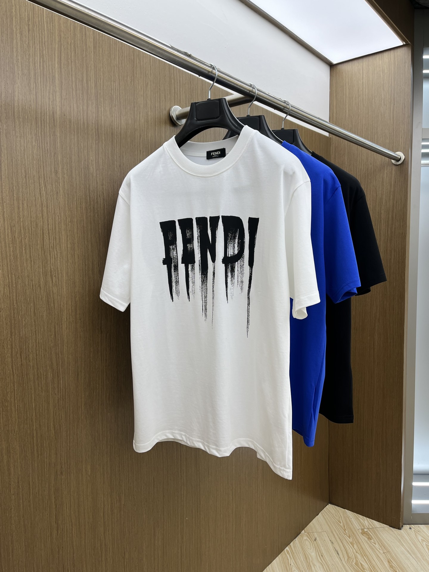 NO:148287,FD exclusive first release, the latest product in early spring 2025, available at the counter at the same time, original singles, fashionable and casual round neck short-sleeved T-shirt, comfortable on the upper body!  Eye-catching and highlighted, using imported original fabric, top-grade printed embroidery craft letter pattern logo, simple but not lacking in fashion, fashionable and handsome upper body FDL code S-XXL, T-shirt,tees, t-shirt,alexander wang19860909FD 独家首发 2025早春最新品,专柜同步有售,原单狠货,时尚休闲圆领短袖T恤,上身舒适！吸睛而有亮点,采用进口原版面料,顶级印花刺绣工艺字母图案logo,简单而不失时尚,上身时尚帅气 fdl码数S-XXL,,T-shirt,tees，t-shirt,alexander wang,Men's clothing