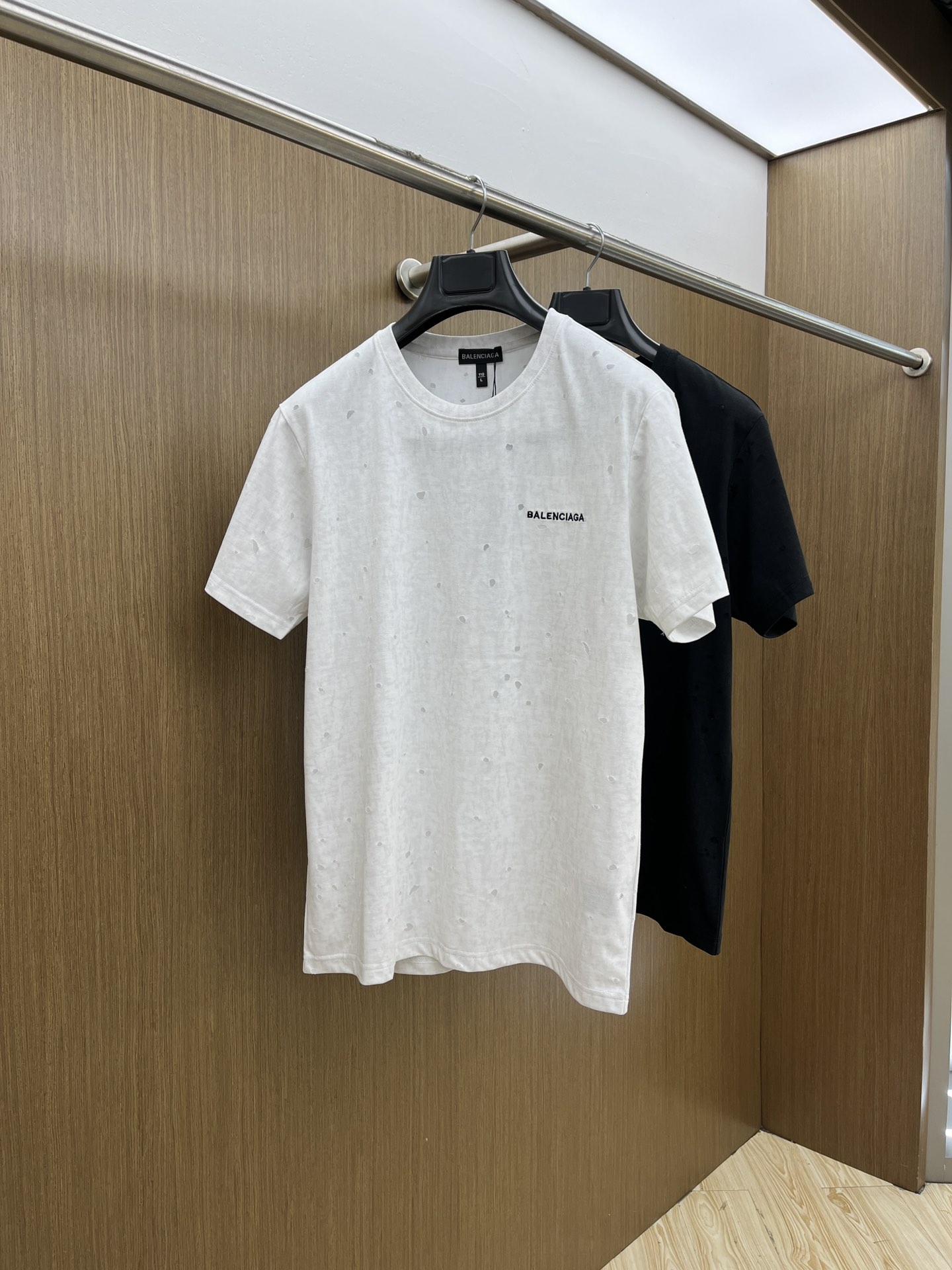 NO:148264,BBG exclusive first release, the latest product in early spring 2025, available at the counter at the same time, original singles, fashionable and casual round neck short-sleeved T-shirt, comfortable on the upper body!  Eye-catching and highlighted, using imported original fabric, top-grade printed embroidery craft letter pattern logo, simple but not lacking in fashion, top body fashionable and handsome fdl code M-4XL, T-shirt,tees, t-shirt,alexander wang19860909BBG 独家首发 2025早春最新品,专柜同步有售,原单狠货,时尚休闲圆领短袖T恤,上身舒适！吸睛而有亮点,采用进口原版面料,顶级印花刺绣工艺字母图案logo,简单而不失时尚,上身时尚帅气 fdl码数M-4XL,,T-shirt,tees，t-shirt,alexander wang,Men's clothing