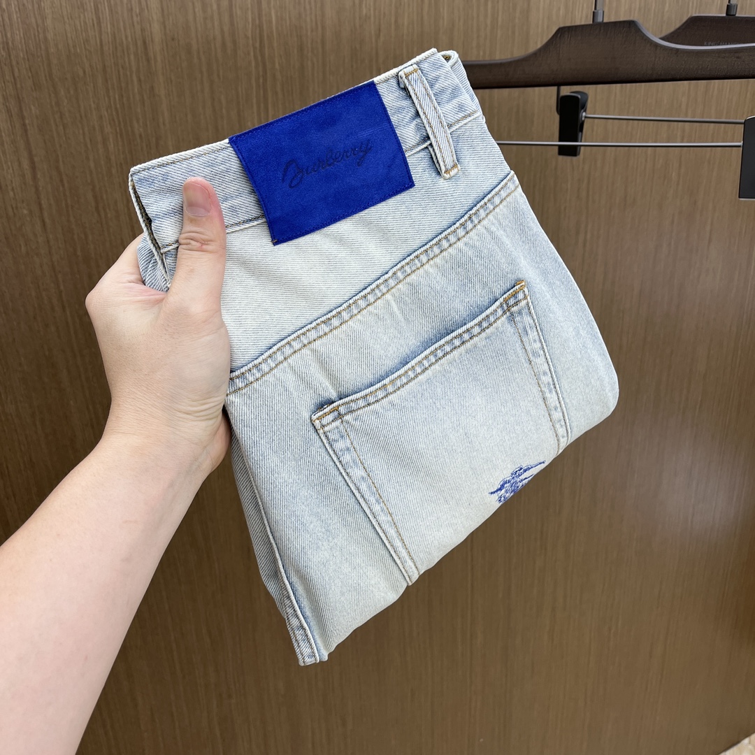 NO:160745,New BBR high-end customization, the latest wide-leg straight-leg jeans in early spring 2025, are available at the counter simultaneously, imported fixed-color fabrics, original custom reproduction, customer-supplied hardware and auxiliary materials, original quality, heavy industry washing, fine workmanship and excellent upper body!  The preferred single item fxz must be kept by yourself Recommended index Number of codes 30-38 None 35.37, jeans, alexander wang19860909新款 BBR 高端定制、2025早春最新款阔腿直筒牛仔裤 柜台同步发售 进口固色面料 原版定制复刻 客供五金辅料 原单品质 重工洗水 做工走线精细 上身绝佳！优选单品 fxz必须自留 推荐指数 码数30-38无35.37,,jeans,alexander wang,Men's clothing