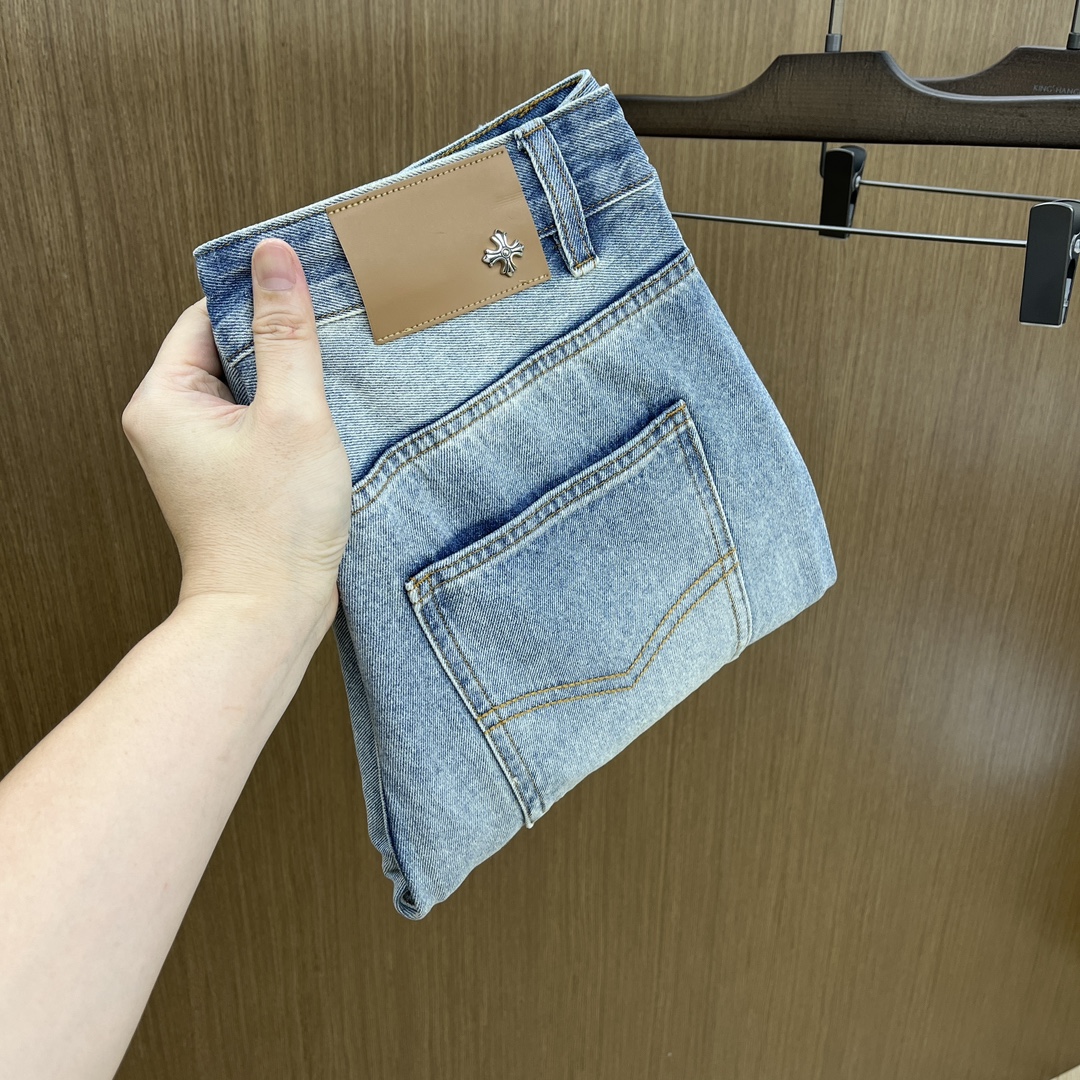 NO:160748,New CH high-end customization, the latest wide-leg straight-leg jeans in early spring 2025, are available at the counter simultaneously, imported fixed-color fabrics, original custom reproduction, customer-supplied hardware and auxiliary materials, original quality, heavy industry washing, fine workmanship and excellent upper body!  The preferred single item fxz must be kept by yourself Recommended index Number of codes 30-38 None 35.37, jeans, alexander wang19860909新款 CH 高端定制、2025早春最新款阔腿直筒牛仔裤 柜台同步发售 进口固色面料 原版定制复刻 客供五金辅料 原单品质 重工洗水 做工走线精细 上身绝佳！优选单品 fxz必须自留 推荐指数 码数30-38无35.37,,jeans,alexander wang,Men's clothing