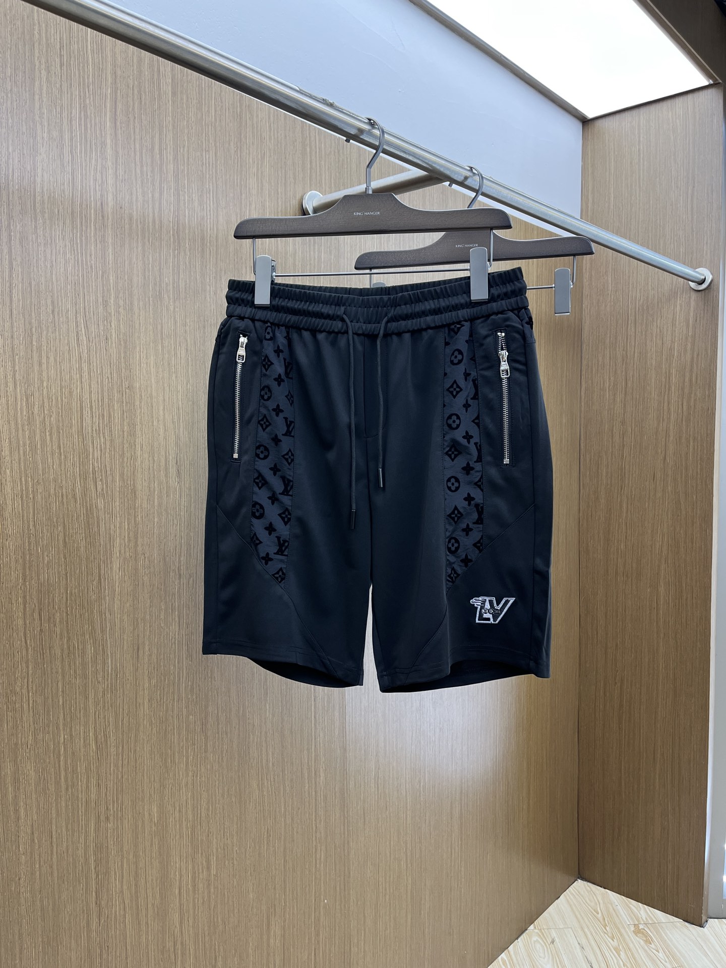 NO:414476,LV Spring and summer new men's casual shorts, high-end products are simple, fashionable and generous, customized original imported fabrics, simple, neat and refreshing, the quality workmanship details can withstand any form of inspection, simple, generous and versatile, elegant and handsome, and a brand new visual feeling!  The appearance is invincible, the details are very good, and the fyl person is not picky!  Code number M-3xL, louis vuitton, shorts, alexander wang19860909LV 春夏新款男士休闲短裤 高端货简洁时尚大方 定制原版进口面料 简洁利落又清爽 品质做工细节经得起任何形式检验简约大方百搭款 上身优雅帅气,焕然一新的即视感！品相无敌,细节都很到位,fyl上身不挑人！ 码数M-3xL,,louis vuitton,shorts,alexander wang,Men's clothing