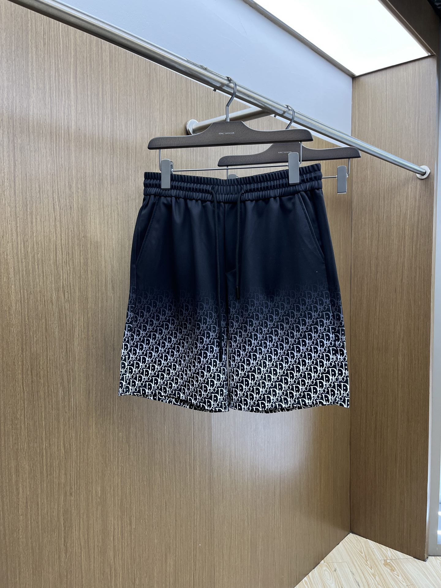 NO:148285,CD New spring and summer men's casual shorts, high-end products are simple, fashionable and generous, customized original imported fabrics, simple, neat and refreshing, the quality workmanship details can withstand any form of inspection, simple, generous and versatile, elegant and handsome, with a new look!  The appearance is invincible, the details are very good, and the fyl person is not picky!  Code number M-3xL, shorts, alexander wang19860909CD 春夏新款男士休闲短裤 高端货简洁时尚大方 定制原版进口面料 简洁利落又清爽 品质做工细节经得起任何形式检验简约大方百搭款 上身优雅帅气,焕然一新的即视感！品相无敌,细节都很到位,fyl上身不挑人！ 码数M-3xL,,shorts,alexander wang,Men's clothing