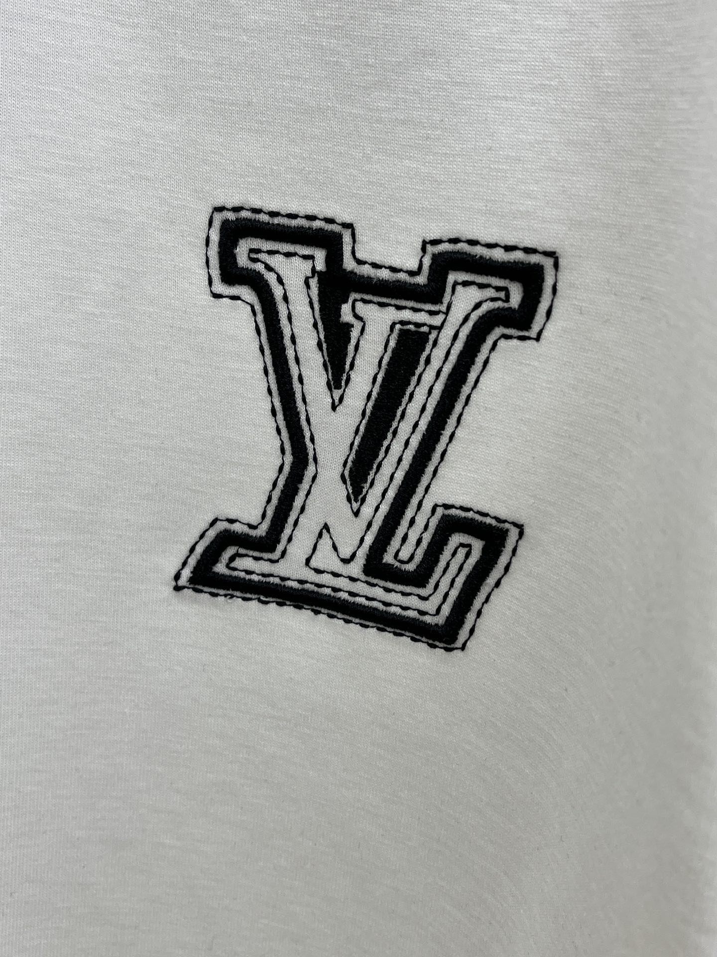 爆款 /套 LV🔥🔥高端定制 2025春夏新款首发专柜最新款短袖短裤休闲套装 高端订制 设计前卫时尚！品