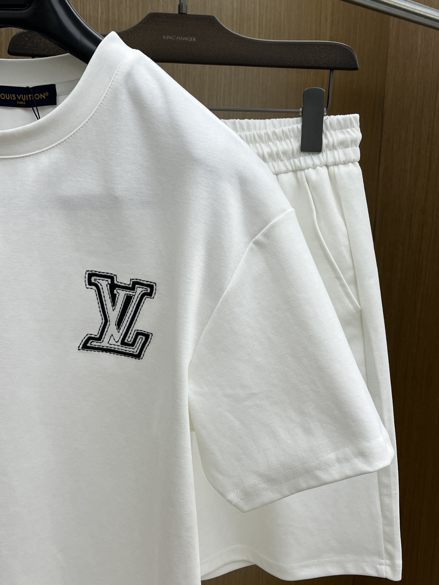 爆款 /套 LV🔥🔥高端定制 2025春夏新款首发专柜最新款短袖短裤休闲套装 高端订制 设计前卫时尚！品