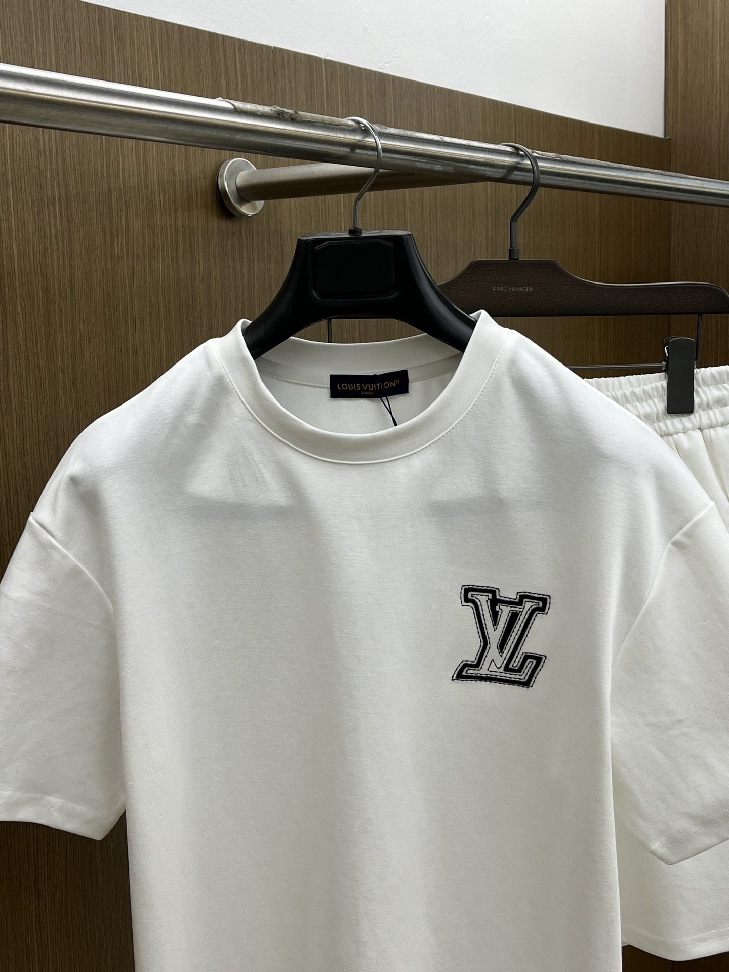 爆款 /套 LV🔥🔥高端定制 2025春夏新款首发专柜最新款短袖短裤休闲套装 高端订制 设计前卫时尚！品