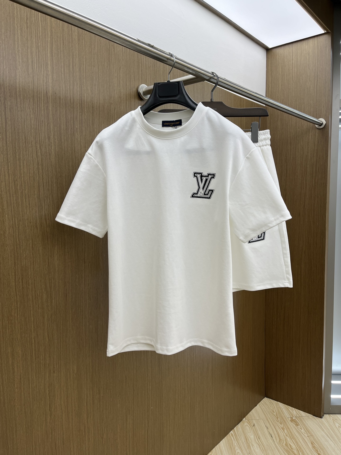 爆款 /套 LV🔥🔥高端定制 2025春夏新款首发专柜最新款短袖短裤休闲套装 高端订制 设计前卫时尚！品
