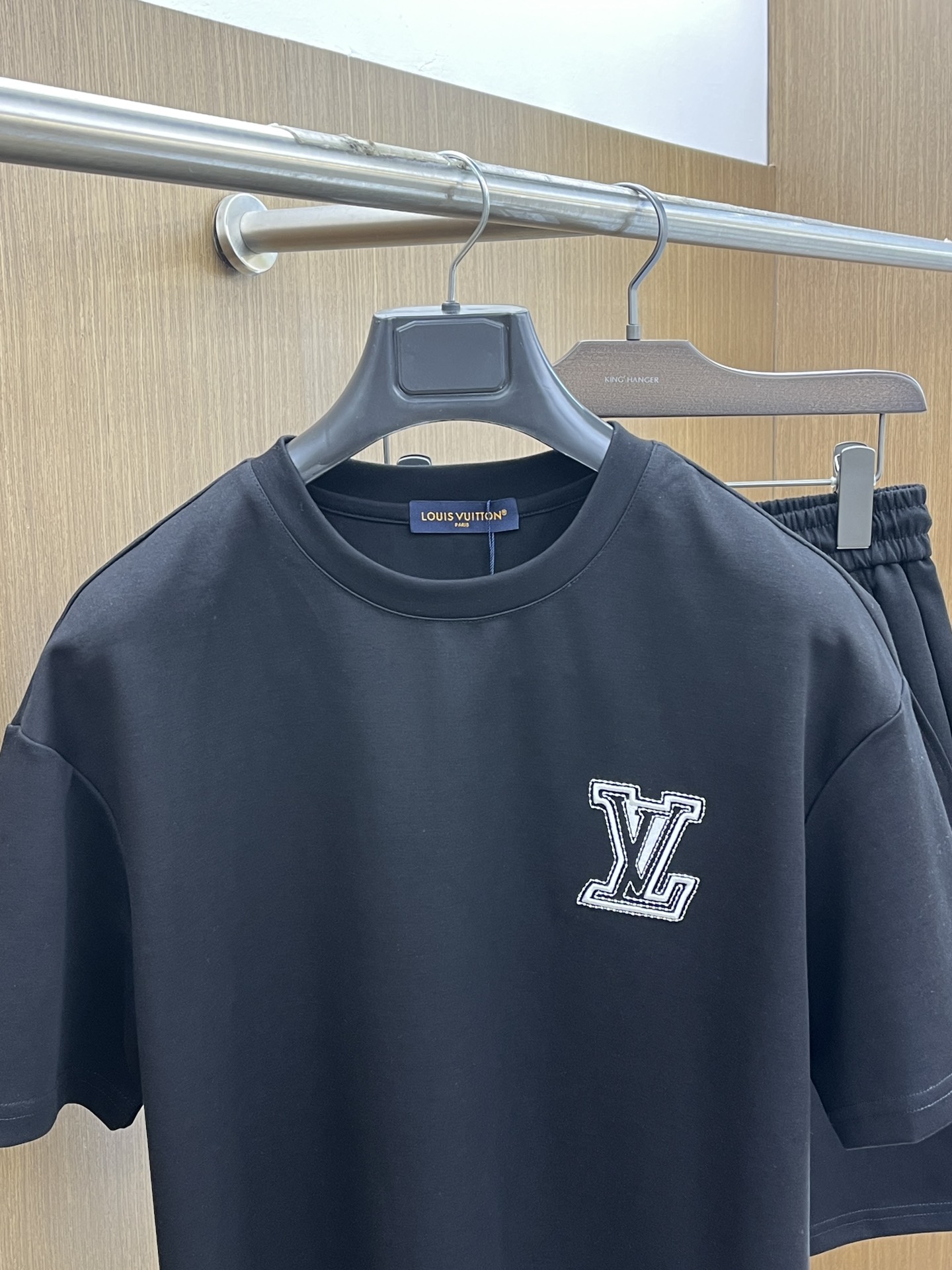 爆款 /套 LV🔥🔥高端定制 2025春夏新款首发专柜最新款短袖短裤休闲套装 高端订制 设计前卫时尚！品