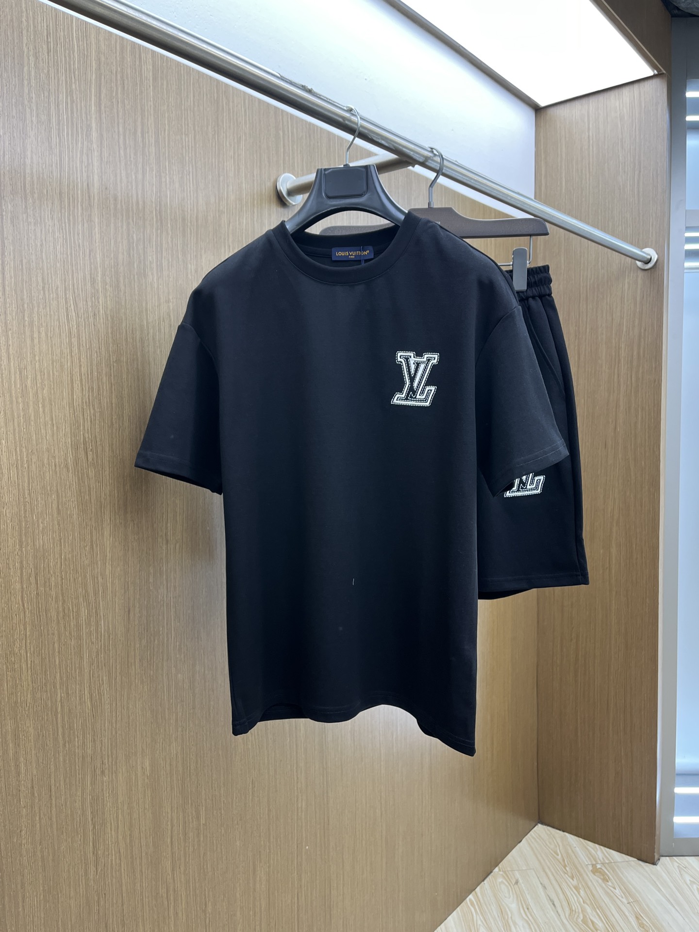 爆款 /套 LV🔥🔥高端定制 2025春夏新款首发专柜最新款短袖短裤休闲套装 高端订制 设计前卫时尚！品