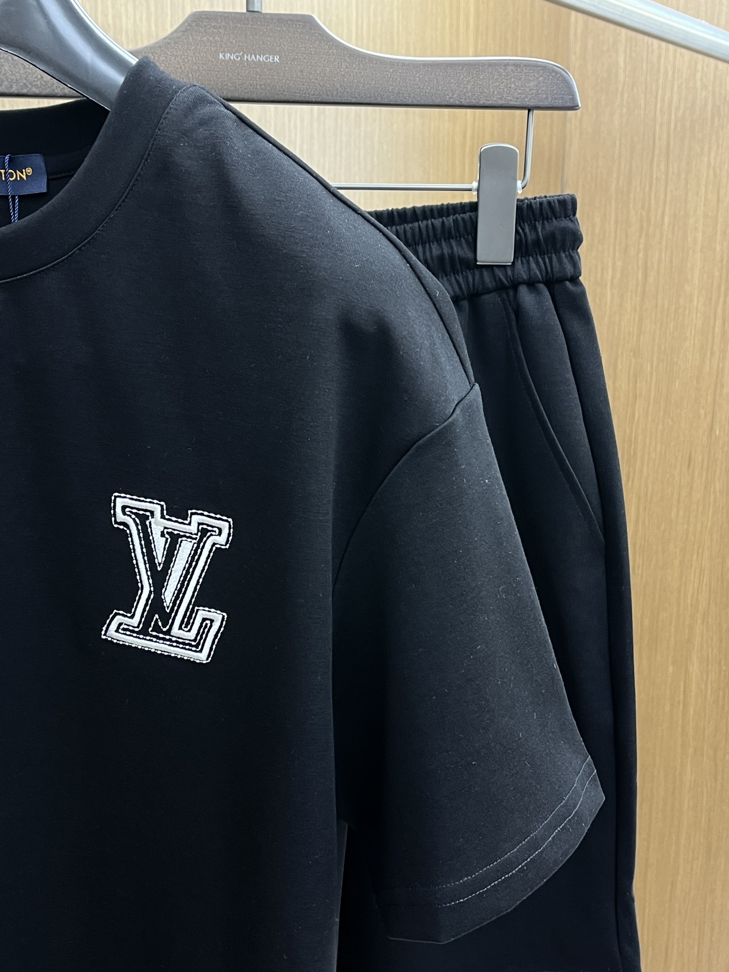 爆款 /套 LV🔥🔥高端定制 2025春夏新款首发专柜最新款短袖短裤休闲套装 高端订制 设计前卫时尚！品