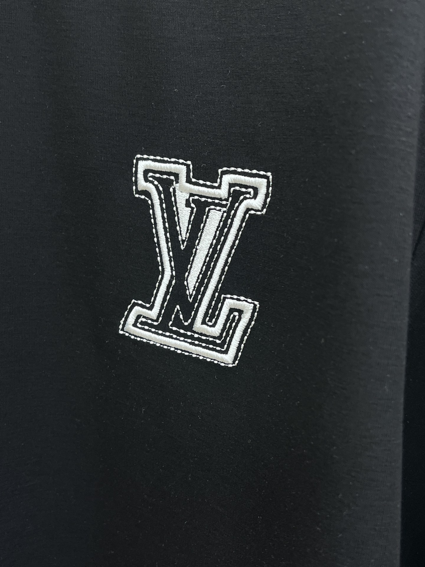 爆款 /套 LV🔥🔥高端定制 2025春夏新款首发专柜最新款短袖短裤休闲套装 高端订制 设计前卫时尚！品