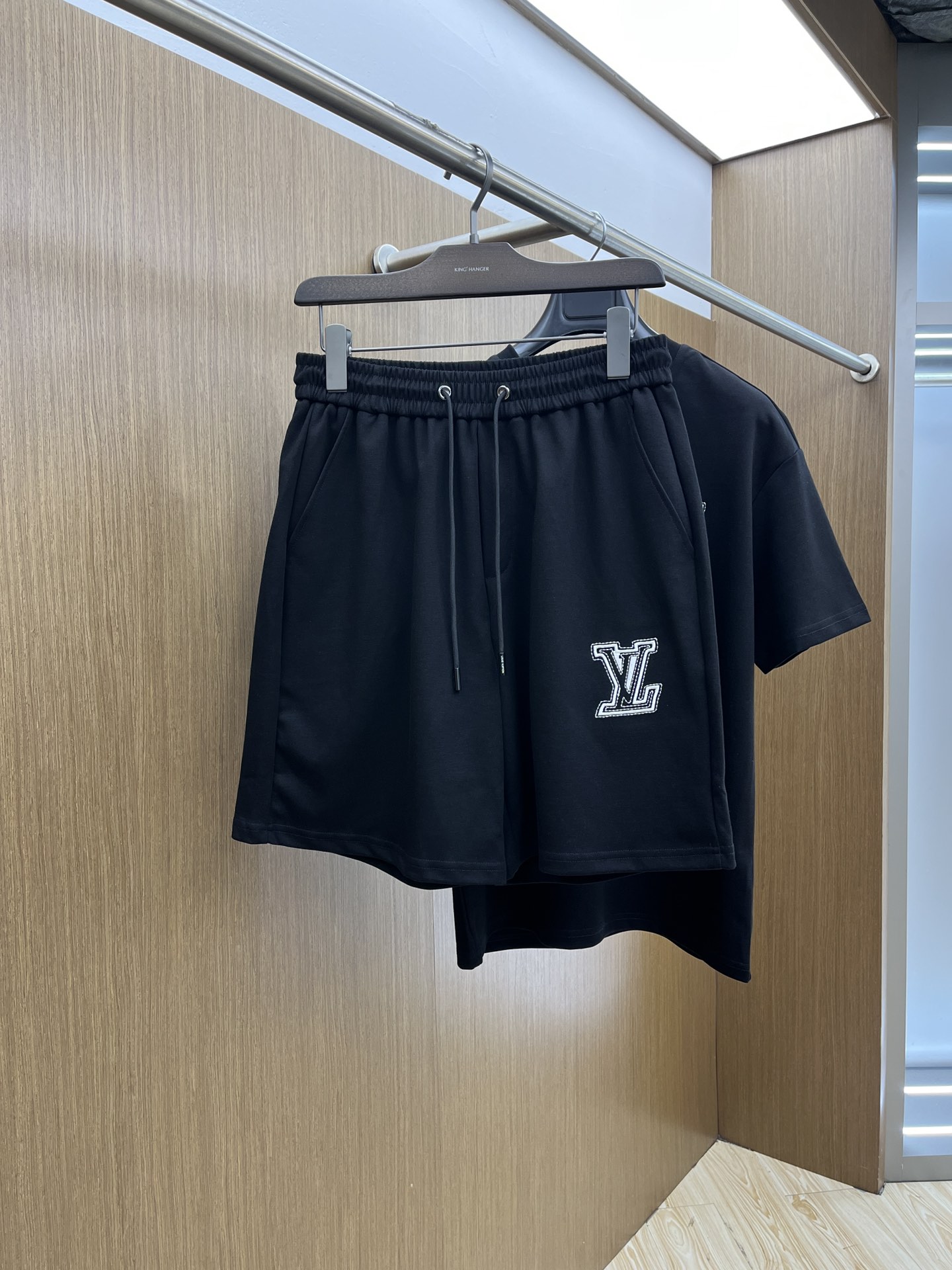 爆款 /套 LV🔥🔥高端定制 2025春夏新款首发专柜最新款短袖短裤休闲套装 高端订制 设计前卫时尚！品