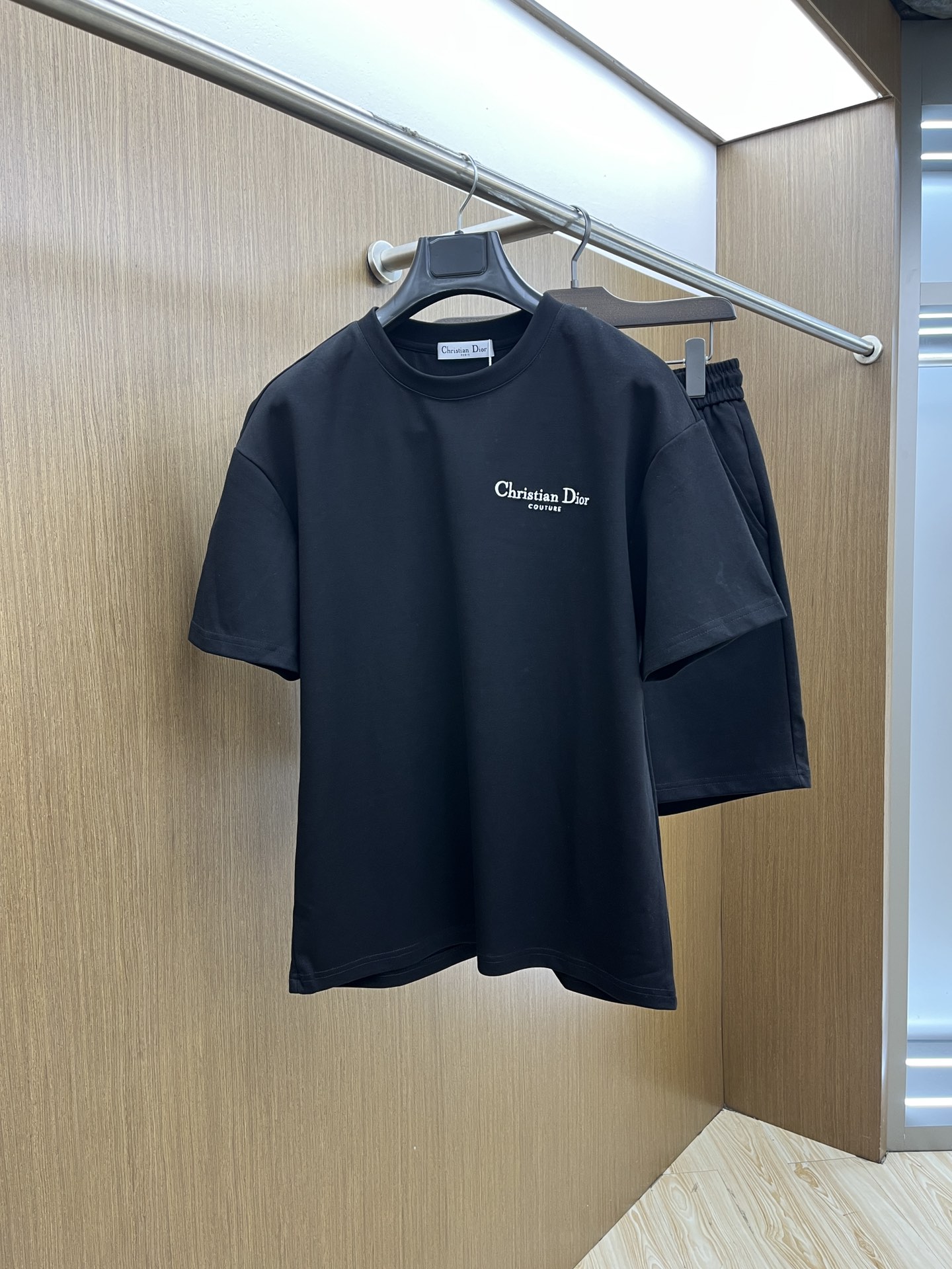 NO:161934,Hot products/sets CD high-end customization 2025 spring and summer new first-time counter latest short-sleeved shorts casual set High-end customization Avant-garde and fashionable design!  Brand logo heavy craftsmanship design, high-end customized pure cotton fabric, soft feel, comfortable to wear, exquisite counter-level car line, fine workmanship, invincible and handsome upper body effect!  FLS must-have items for men!  Color black code number M-3XL, shorts, T-shirt, alexander wang19860909爆款 /套 CD高端定制 2025春夏新款首发专柜最新款短袖短裤休闲套装 高端订制 设计前卫时尚！品牌logo重工艺设计 高端定制纯棉面料.手感柔软.穿着舒适.专柜级别精致车线.做工精细.上身效果无敌帅气！fls型男必备单品！ 颜色黑色 码数M-3XL,,shorts,T-shirt,alexander wang,Men's clothing