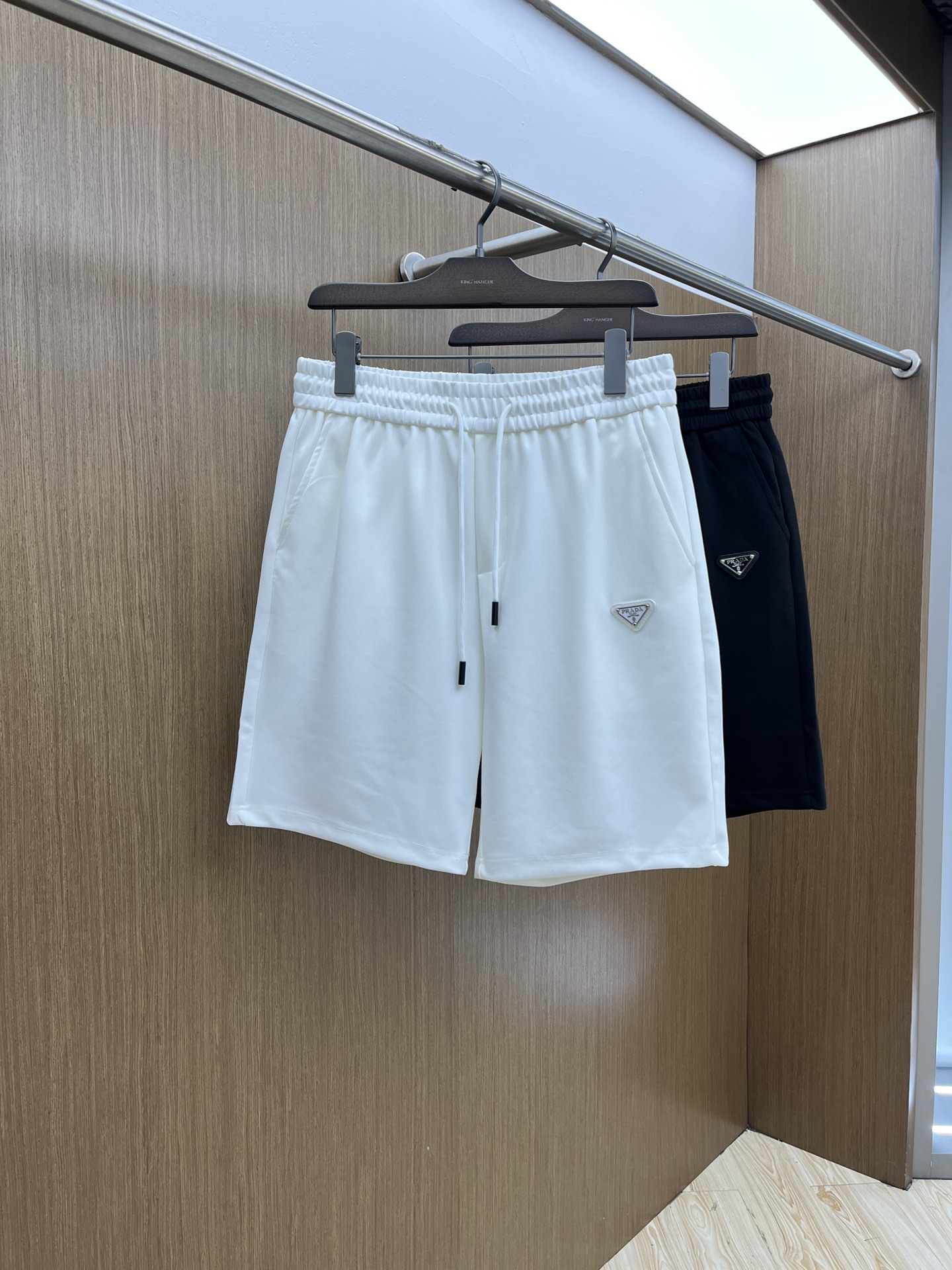 NO:161946,PD new spring and summer men's casual shorts, high-end products are simple, fashionable and generous, customized original imported fabrics, simple, neat and refreshing, the quality workmanship details can withstand any form of inspection, simple, generous and versatile, elegant and handsome, and a brand new visual feeling!  The appearance is invincible, the details are very good, and the fyl person is not picky!  Code number M-3xL, shorts, alexander wang19860909PD 春夏新款男士休闲短裤 高端货简洁时尚大方 定制原版进口面料 简洁利落又清爽 品质做工细节经得起任何形式检验简约大方百搭款 上身优雅帅气,焕然一新的即视感！品相无敌,细节都很到位,fyl上身不挑人！ 码数M-3xL,,shorts,alexander wang,Men's clothing