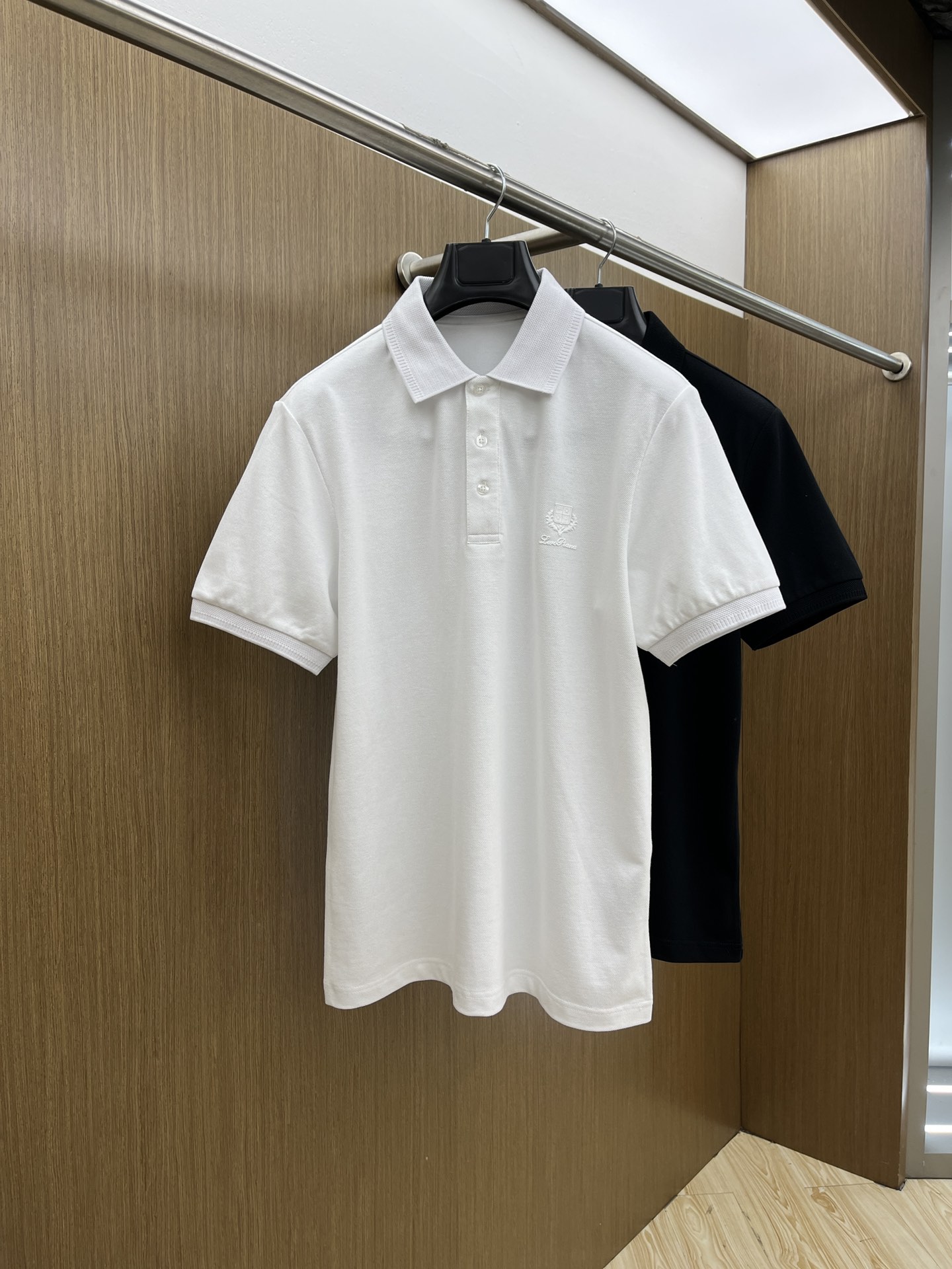 NO:463535,LP exclusive customized craftsmanship model, 2025ss summer new product synchronized by the counter, classic logo on men's chest, business casual contrast collar short-sleeved Polo shirt!  Trading companies have sparse channels and GW is on sale at the same time!  The visual is quite exquisite and beautiful, showing the brand's characteristics, with high recognition and fashionable feel. The overall design explains minimalism to the extreme, simple and generous!  The imported bead floor cotton is selected for customers. The fabric feels soft and light, with an unparalleled comfortable texture, close-fitting and skin-friendly and breathable. The simple stand-up collar design modifies the neck lines and demonstrates a capable and neat temperament. The loose style is good for the body and has no sense of restraint. The classic logo embroidery on the chest of the clothes, and the letters and logo of the back collar brand jacquard knitted threads are echoed. It is a symbol of identity and high luxury status. The texture is quite broad and not easy to deform. The whole POLO shirt is uniform and casual in style. It exudes a hint of masculine charm in every way. The craftsmanship is exquisite and exquisite, with an extraordinary sense of high-end, setting off the elegant and generous image of men. Bok size 48/M-56/3XL 48 Shoulder width 42 bust 98 Long 67 sleeve length 21 50  Shoulder width 44 bust 102 garment length 68 sleeves 22 52 Shoulder width 46 bust 106 garment length 69 sleeves 23 54 Shoulder width 48 bust 110 garment length 70 sleeves 24 56 Shoulder width 50 bust 114 garment length 71 sleeves 25, loro piano, T-shirt, alexander wang19860909LP独家定制工艺款 ,专柜同步2025ss夏季新品,男士胸前经典徽标标识商务休闲撞色领短袖Polo衫！贸易公司渠道稀出,同步GW发售！视觉颇为精致美观,彰显了品牌特质,辨识度极高且极具时髦感,整体的设计将极简主义阐释到极致,,简约而大方！选用客供进口珠地棉,面料手感软糯轻薄,有着无与伦比的舒适质感,贴身干爽亲肤透气性极强,简洁的立领设计,修饰颈部线条,彰显干练利落气质.宽松版型,对身材包容性好,穿着没有束缚感.衣身胸前经典徽标刺绣点缀,搭配后领品牌字母徽标提花针织螺纹相呼应.则是身份与高奢地位的象征,质地挺阔不易变形,整件POLO衫风格统一潇洒随性,举止投足间又隐隐散发出一丝男性魅力,工艺精湛考究,拥有不凡的高级感,衬托出儒雅大方的男士形象bok尺码48/M-56/3XL 48 肩宽42胸围98 衣长67袖长21 50 肩宽44胸围102衣长68袖长22 52 肩宽46胸围106衣长69袖长23 54 肩宽48胸围110衣长70袖长24 56 肩宽50胸围114衣长71袖长25,,loro piana,T-shirt,alexander wang,Men's clothing