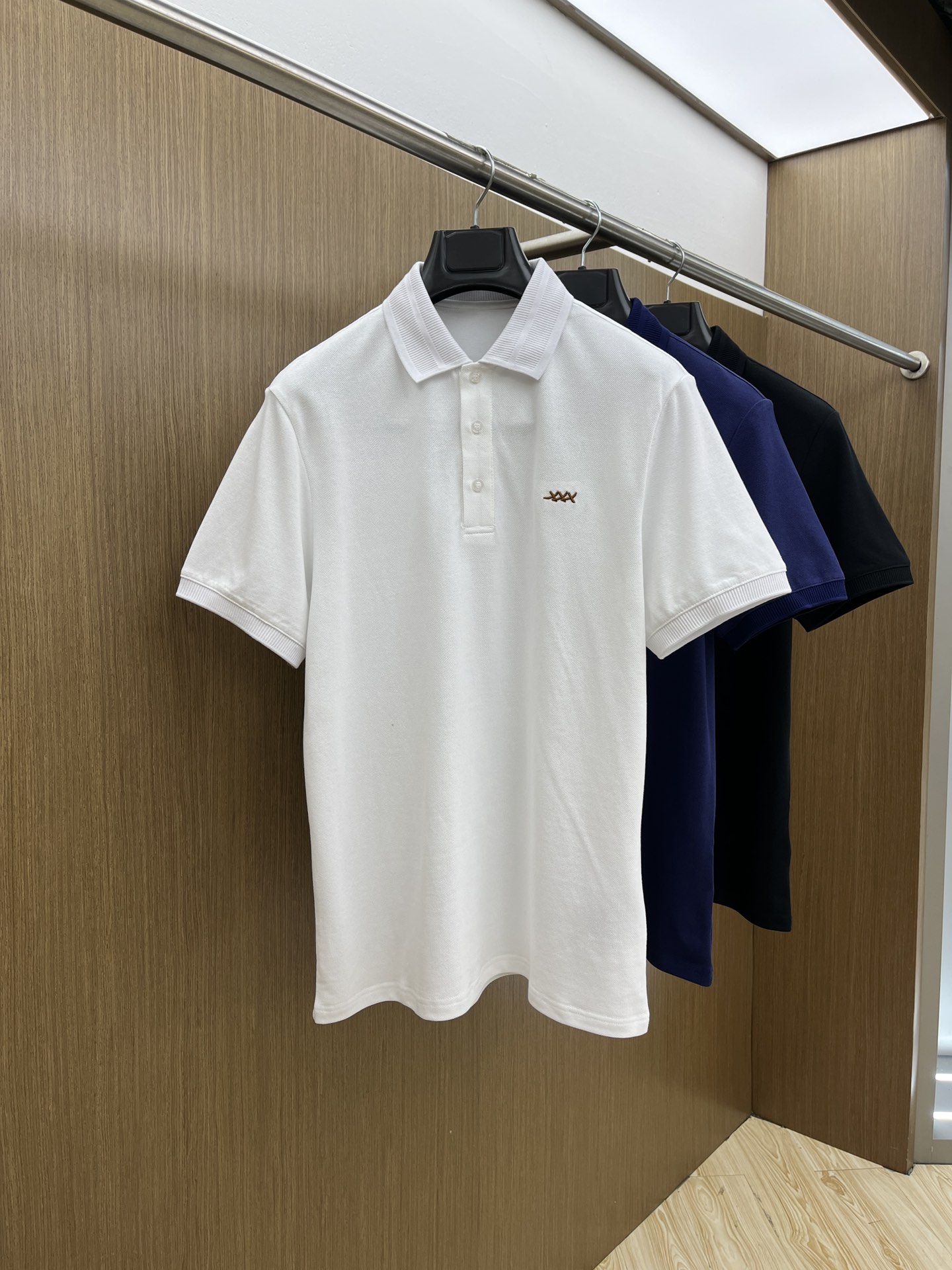 NO:463542,ZZ exclusive customized craftsmanship model, 2025ss summer new product synchronized by the counter, classic logo on men's chest, business casual contrast collar short-sleeved Polo shirt!  Trading companies have sparse channels and GW is on sale at the same time!  The visual is quite exquisite and beautiful, showing the brand's characteristics, with high recognition and fashionable feel. The overall design explains minimalism to the extreme, simple and generous!  The imported bead floor cotton is selected for customers. The fabric feels soft and light, with an unparalleled comfortable texture, close-fitting and skin-friendly and breathable. The simple stand-up collar design modifies the neck lines and demonstrates a capable and neat temperament. The loose style is good for the body and has no sense of restraint. The classic logo embroidery on the chest of the clothes, and the letters and logo of the back collar brand jacquard knitted threads are echoed. It is a symbol of identity and high luxury status. The texture is quite broad and not easy to deform. The whole POLO shirt is uniform and casual in style. It exudes a hint of masculine charm in every way. The craftsmanship is exquisite and exquisite, with an extraordinary sense of high-end, setting off the elegant and generous image of men. Bok size 48/M-56/3XL 48 Shoulder width 42 bust 98 Long 67 sleeve length 21 50  Shoulder width 44 bust 102 garment length 68 sleeves 22 52 Shoulder width 46 bust 106 garment length 69 sleeves 23 54 Shoulder width 48 bust 110 garment length 70 sleeves 24 56 Shoulder width 50 bust 114 garment length 71 sleeves 25, T-shirt,alexander wang19860909ZZ 独家定制工艺款 ,专柜同步2025ss夏季新品,男士胸前经典徽标标识商务休闲撞色领短袖Polo衫！贸易公司渠道稀出,同步GW发售！视觉颇为精致美观,彰显了品牌特质,辨识度极高且极具时髦感,整体的设计将极简主义阐释到极致,,简约而大方！选用客供进口珠地棉,面料手感软糯轻薄,有着无与伦比的舒适质感,贴身干爽亲肤透气性极强,简洁的立领设计,修饰颈部线条,彰显干练利落气质.宽松版型,对身材包容性好,穿着没有束缚感.衣身胸前经典徽标刺绣点缀,搭配后领品牌字母徽标提花针织螺纹相呼应.则是身份与高奢地位的象征,质地挺阔不易变形,整件POLO衫风格统一潇洒随性,举止投足间又隐隐散发出一丝男性魅力,工艺精湛考究,拥有不凡的高级感,衬托出儒雅大方的男士形象bok尺码48/M-56/3XL 48 肩宽42胸围98 衣长67袖长21 50 肩宽44胸围102衣长68袖长22 52 肩宽46胸围106衣长69袖长23 54 肩宽48胸围110衣长70袖长24 56 肩宽50胸围114衣长71袖长25,,T-shirt,alexander wang,Men's clothing